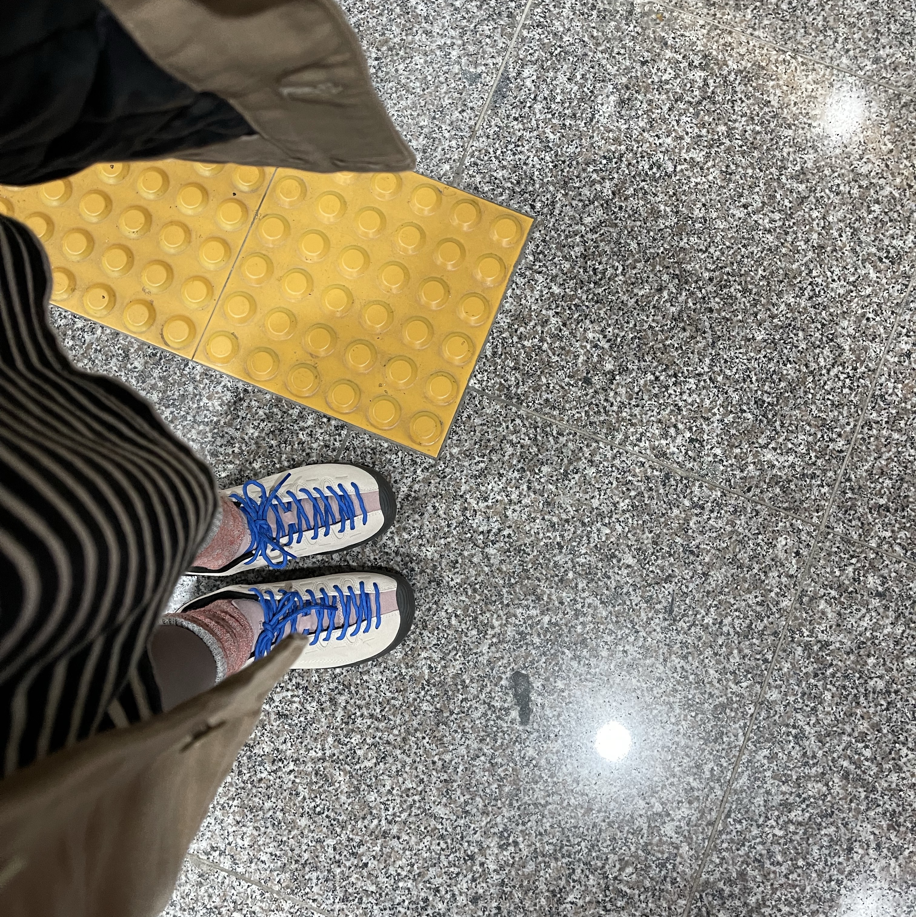 (W) Keen Jasper Suede Sneakers Birch Fawn 착용 스타일