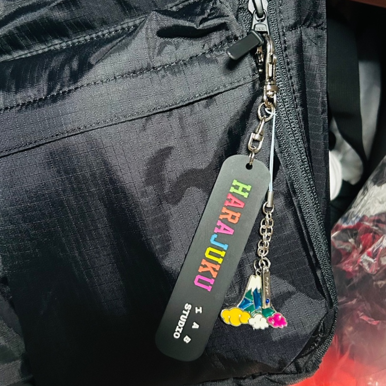 Uniqlo Multi Pocket Shoulder Bag Black 착용 스타일 - 2