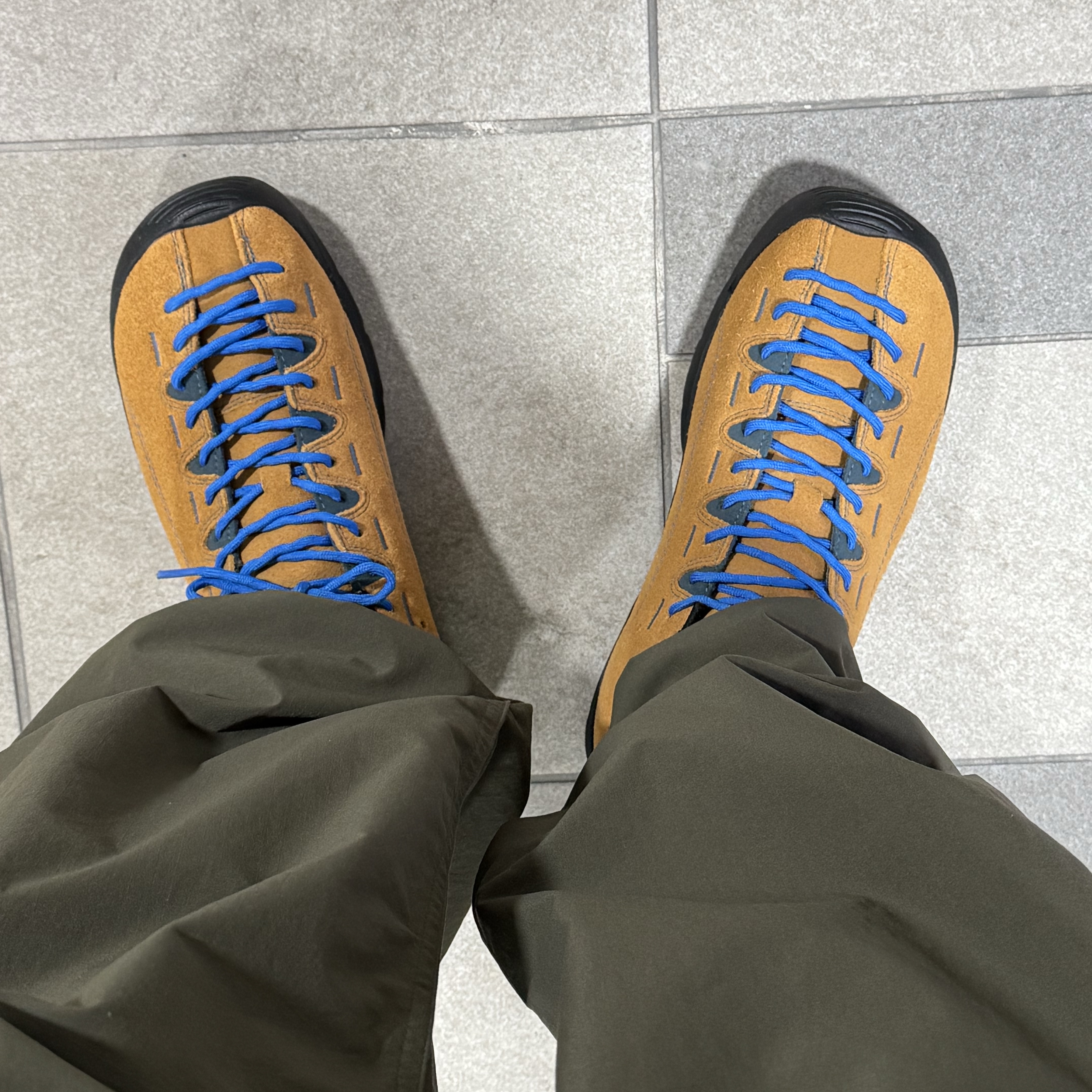 Keen Jasper Suede Sneakers Camel 착용 스타일 - 2