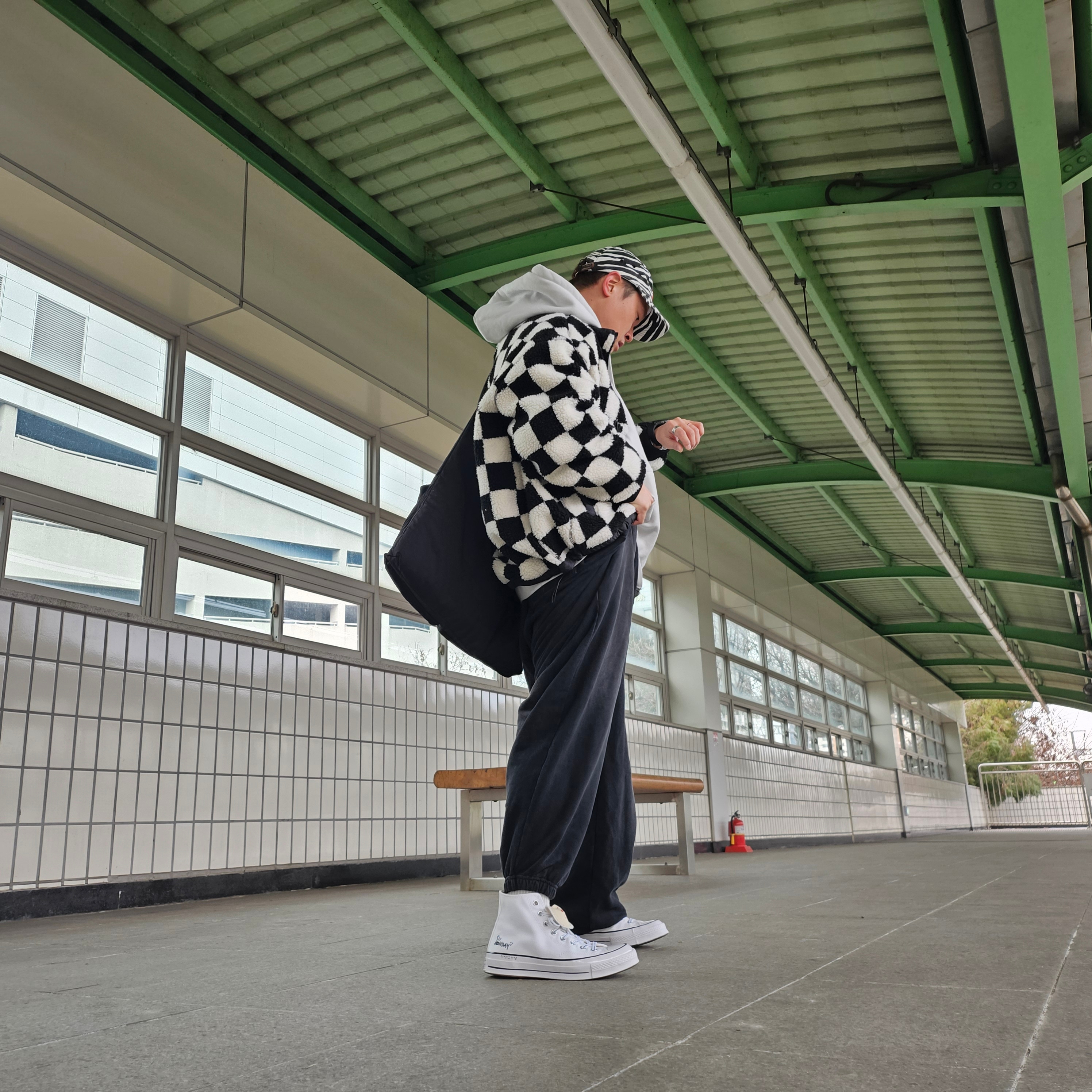 Supreme Washed Chino Twill Camp Cap Zebra - 22FW, Supreme Webbing Keychain Red - 23SS 착용 스타일 - 1