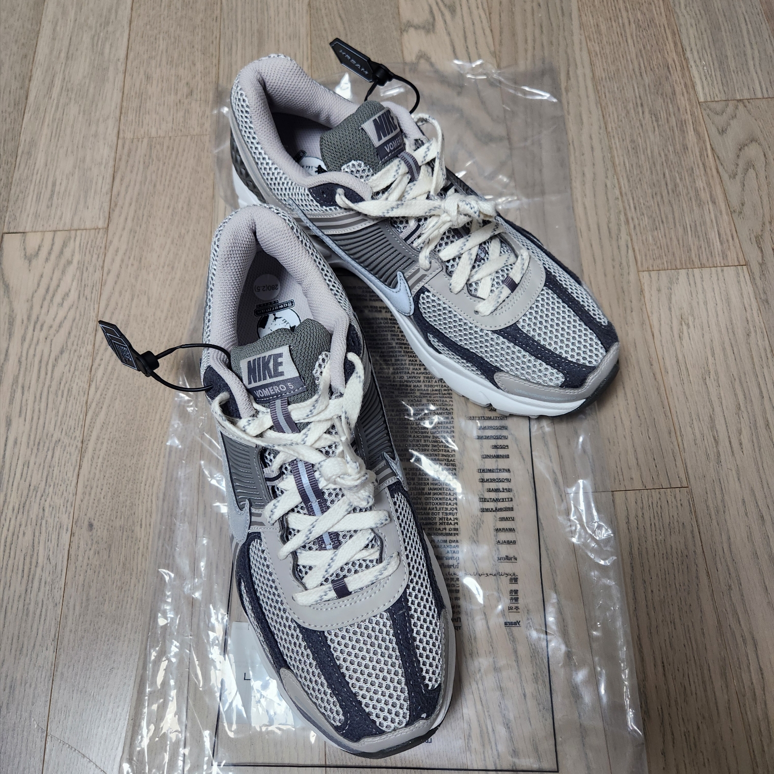 Nike Zoom Vomero 5 PRM Light Iron Ore and Flat Fewter 착용 스타일 - 2