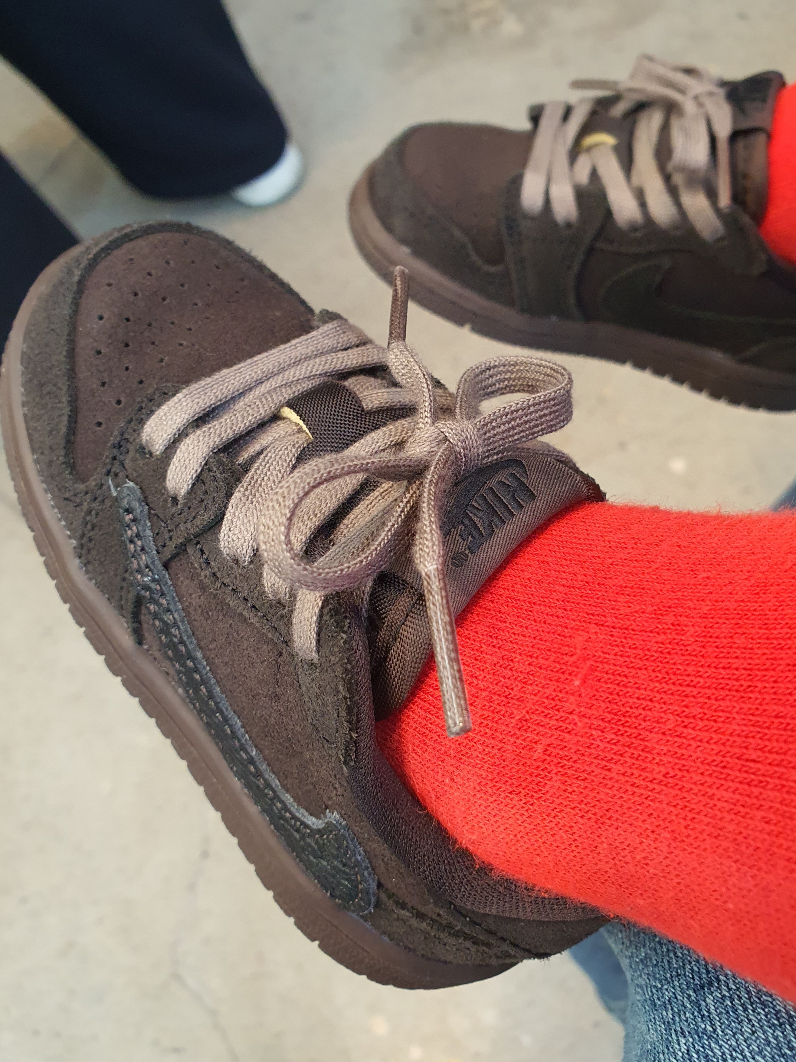 (TD) Jordan 1 x Travis Scott Retro Low OG SP Velvet Brown and Dark Mocha 착용 스타일 - 1