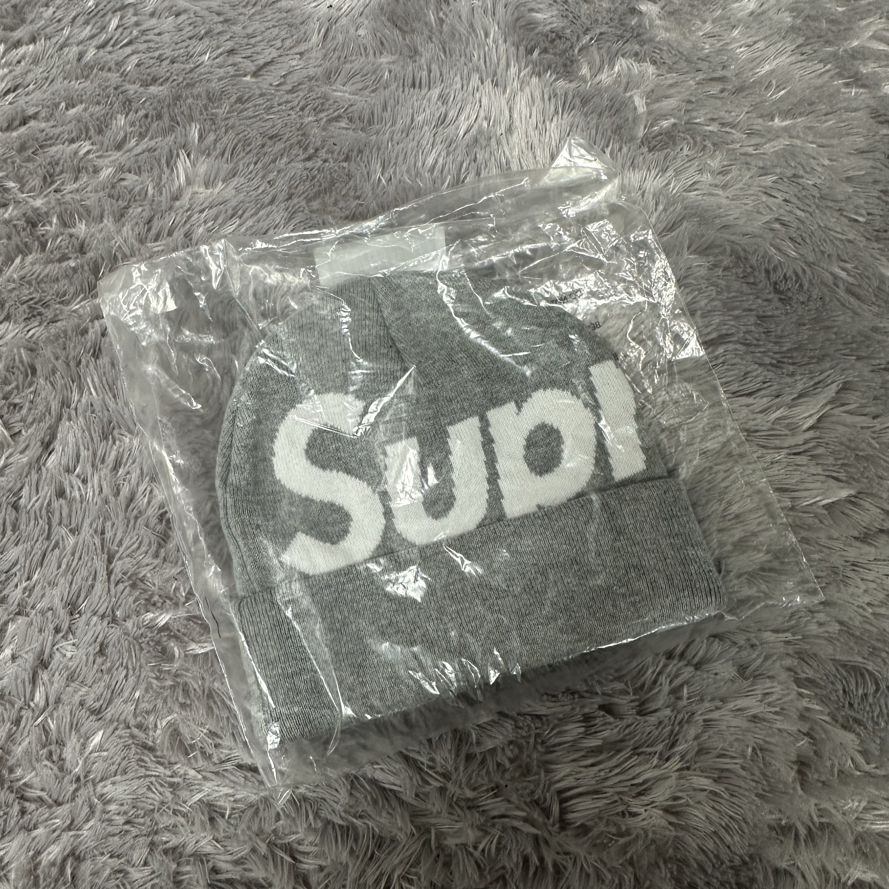 Supreme Big Logo Beanie Heather Grey - 24FW 착용 스타일 - 2