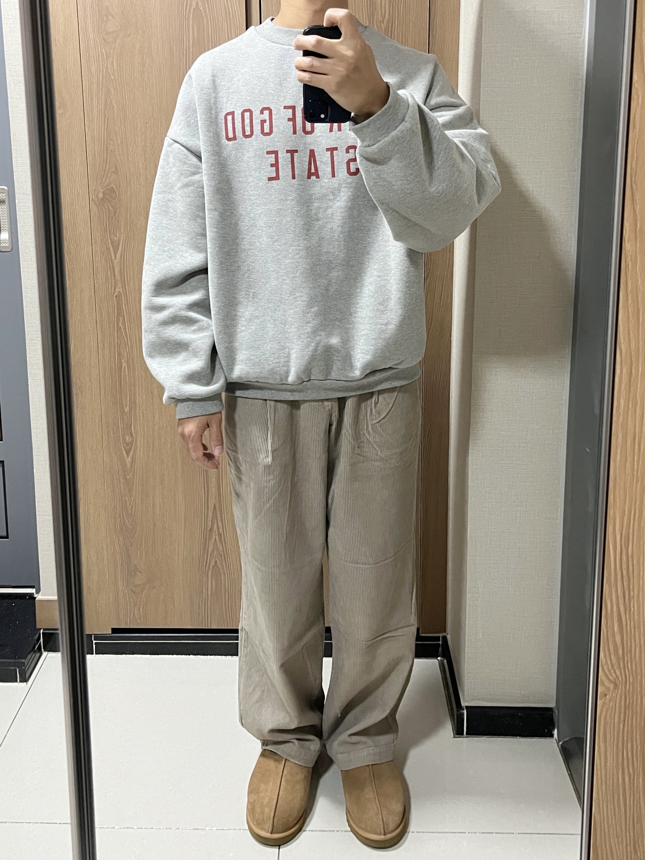 UGG Tasman Slipper Chestnut, Essentials Fleece Crewneck State Dark Heather - 24FW 착용 스타일