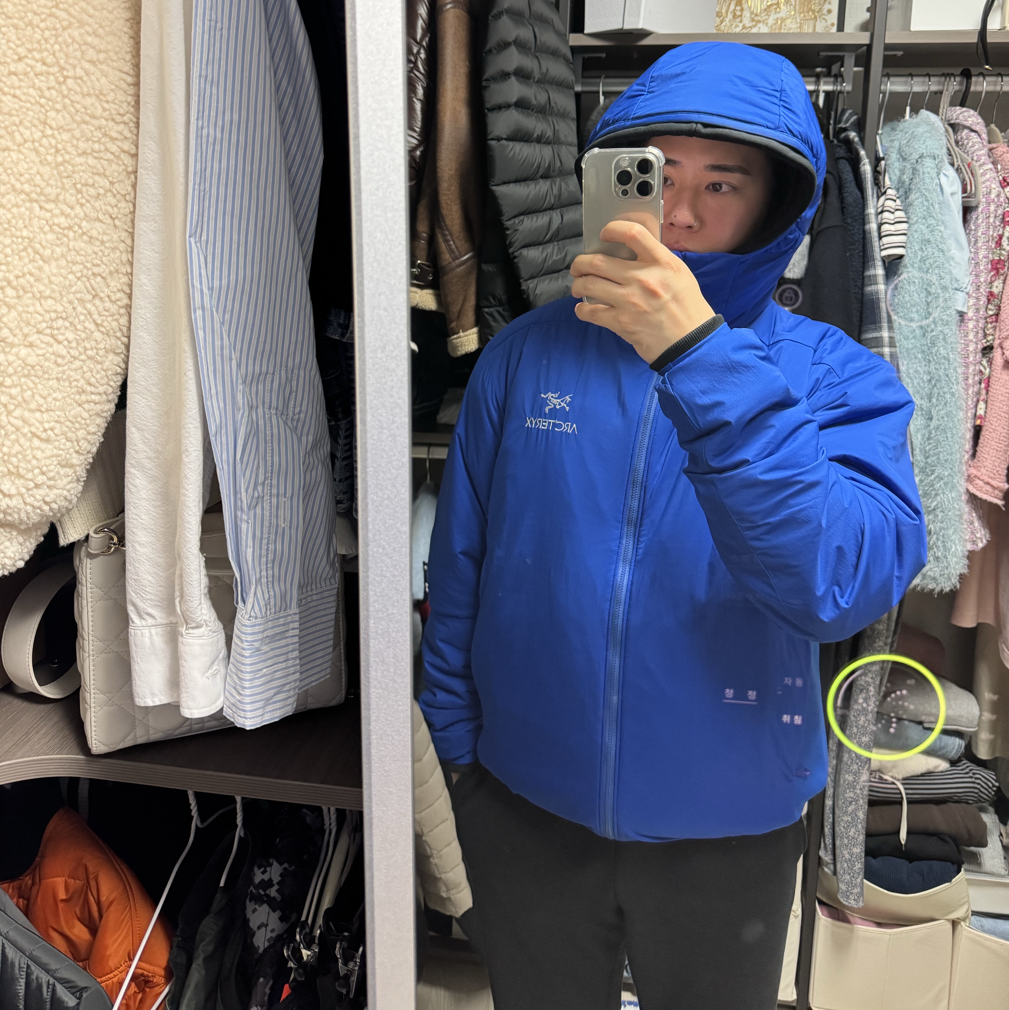 Arc'teryx Atom Hoody Vitality, Arc'teryx Atom Hoody Black 착용 스타일 - 1