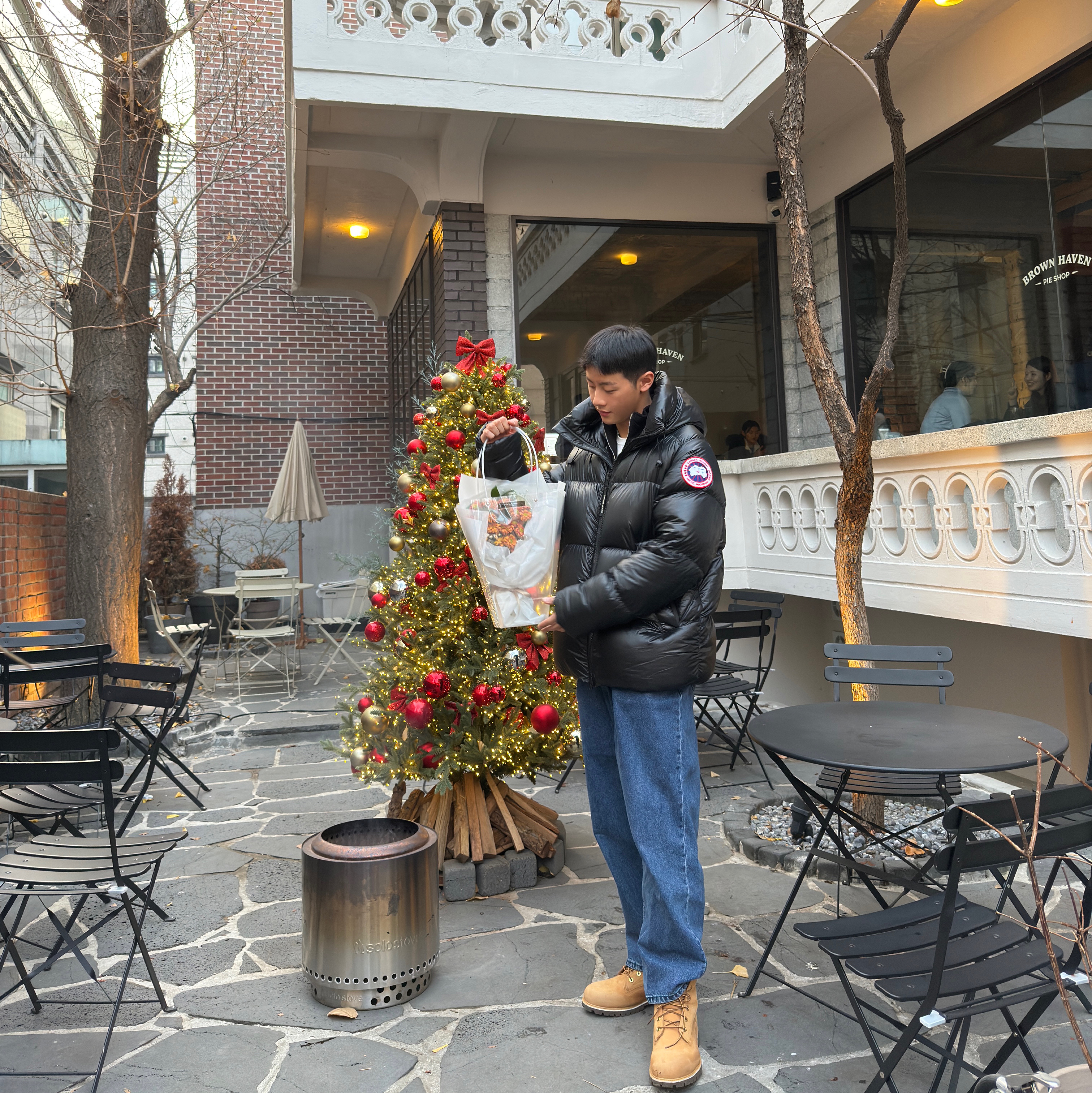 Canada Goose Crofton Puffer Black 착용 스타일