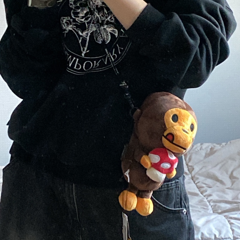 BAPE Baby Milo Plush Mobile Bag Brown 착용 스타일