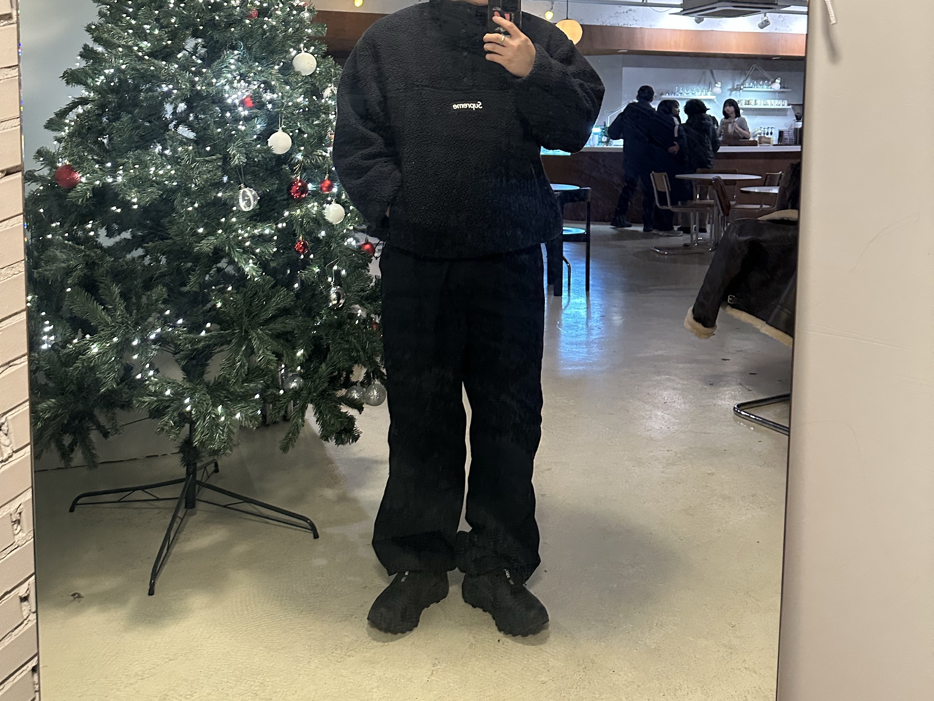 Supreme Cotton Cinch Pant Black - 24SS, Supreme Polartec Shearling Reversible Pullover Black - 24FW 착용 스타일