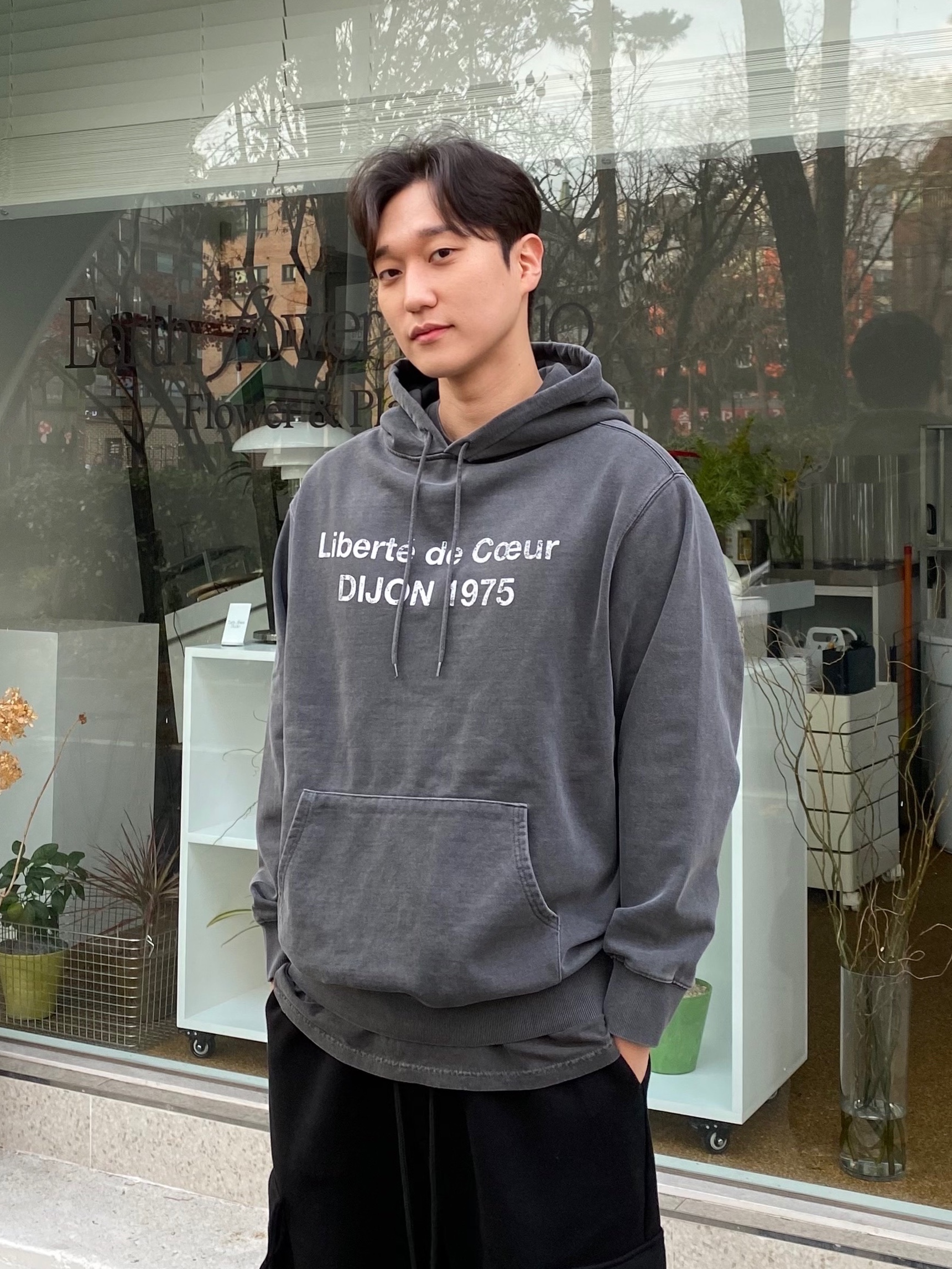 Undermycar Mu.49 Anti Fxxking Logo Play Oversized Cargo Sweat Pants Black, Nike Dunk Low Retro Black 착용 스타일 - 3