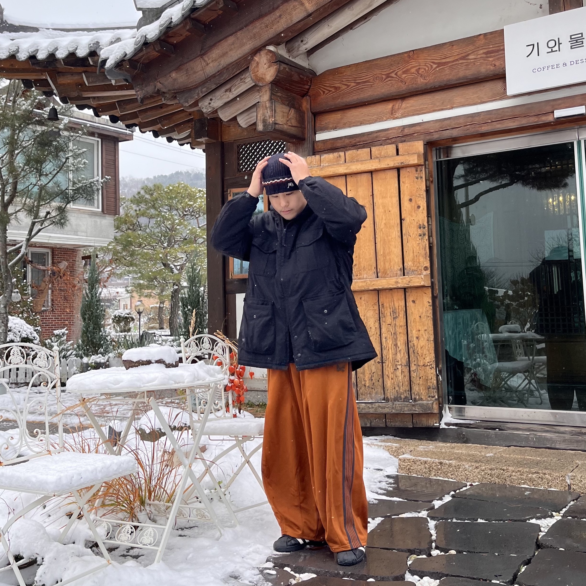 Needles H.D. Track Pants Poly Smooth Rust, Uniqlo x Engineered Garments Pufftech Utility Jacket Black 착용 스타일