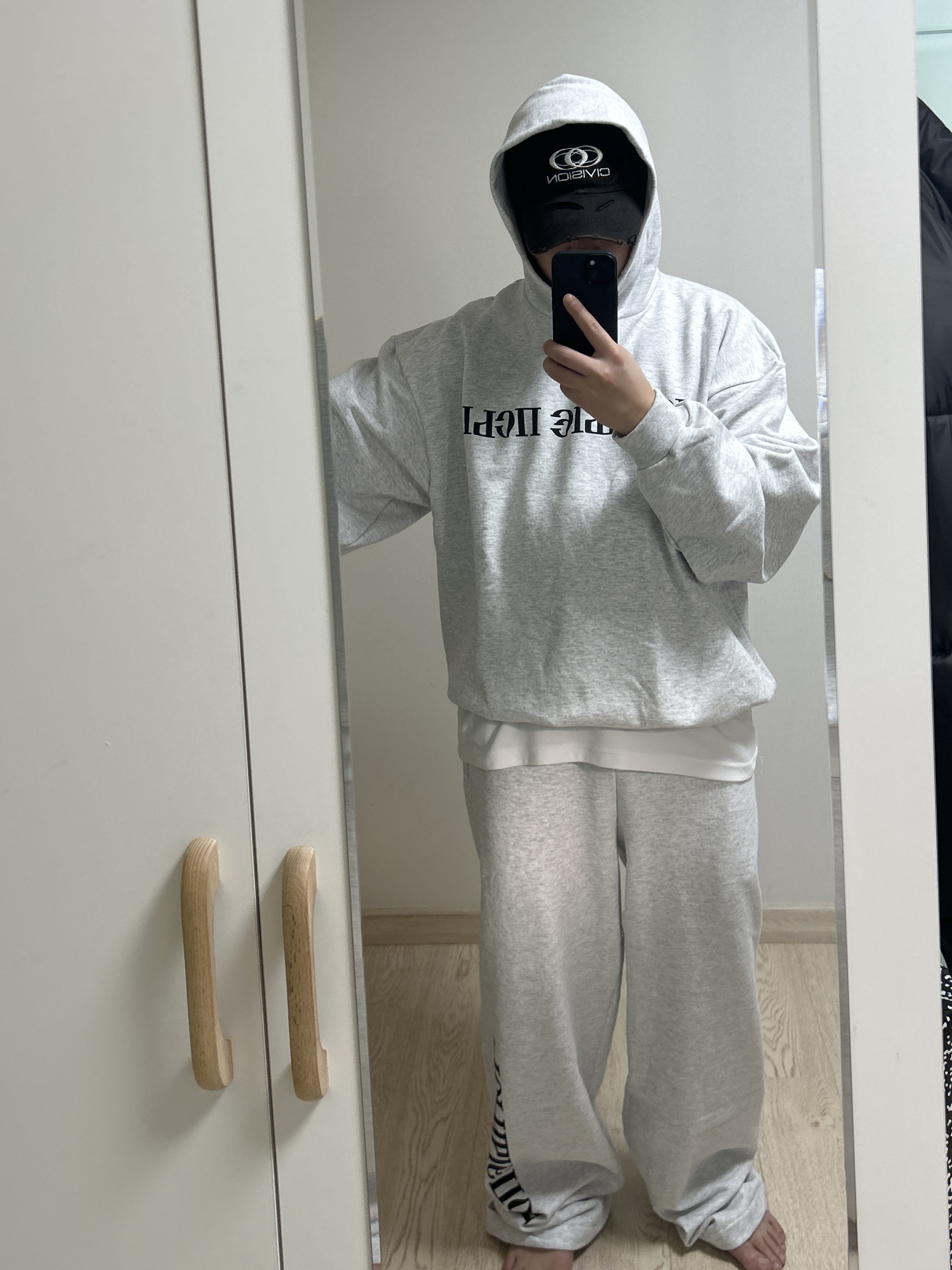 Yeezy x Gosha Rubchinskiy YZY Black Dogs Hoodie Heather Grey, Yeezy x Gosha Rubchinskiy YZY Black Dogs Jogger Heather Grey 착용 스타일 - 1