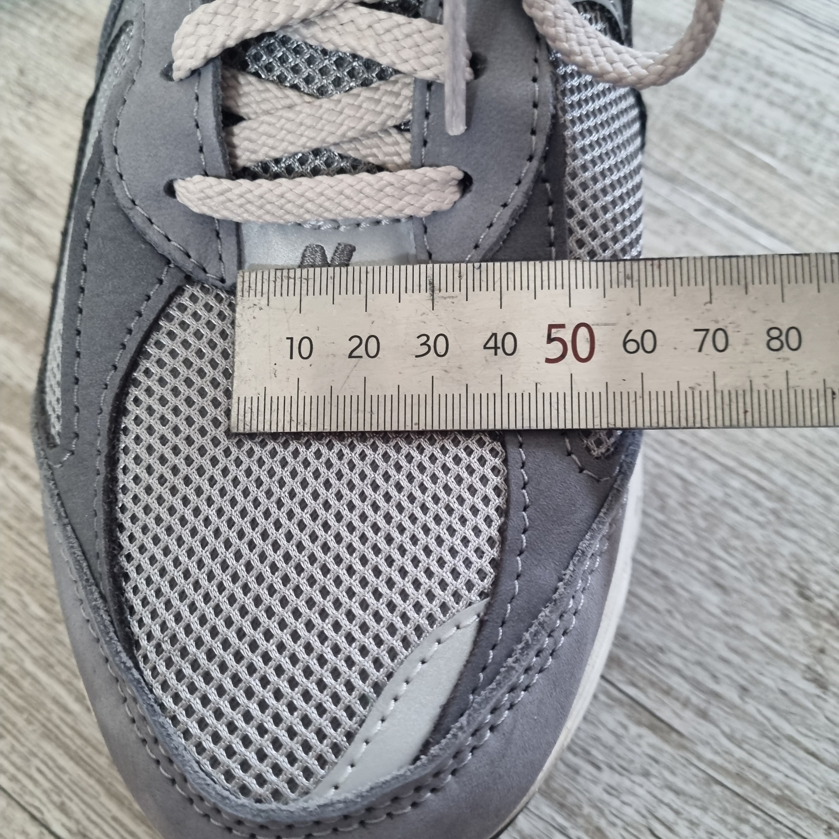 New Balance 2002R Premium Vintage Grey 착용 스타일 - 1