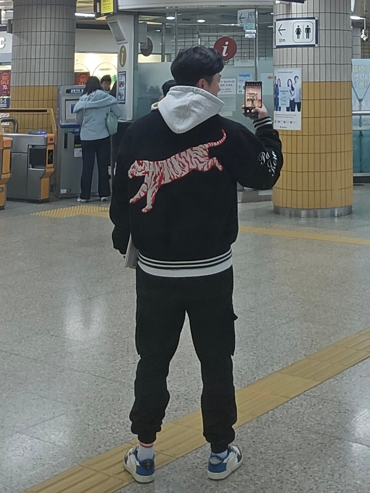 Palace Korea Varsity Jacket Black - 24SS, Jordan 1 x Travis Scott x Fragment Retro Low OG SP Military Blue 착용 스타일