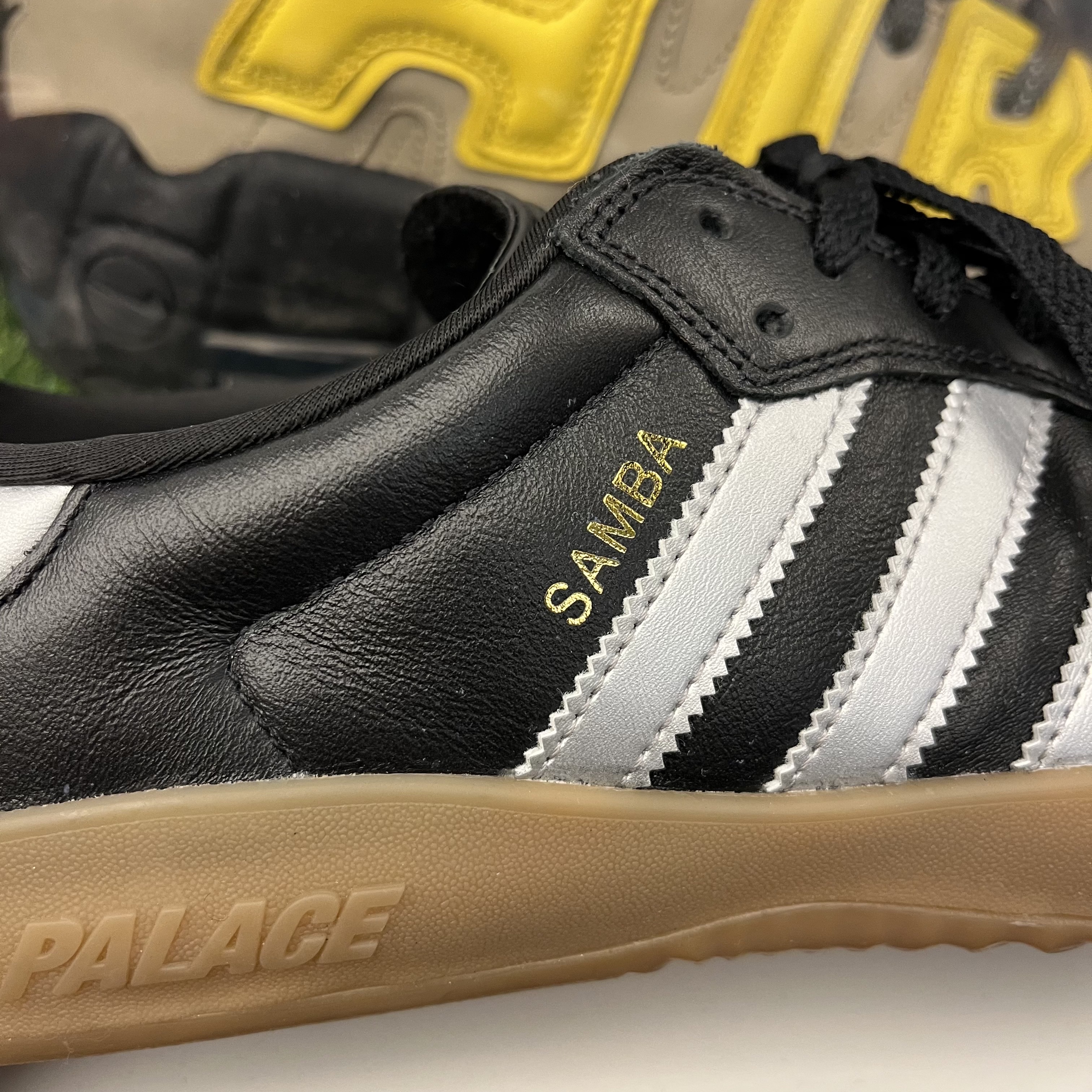 Adidas x Palace Samba Black Silver 착용 스타일 - 1