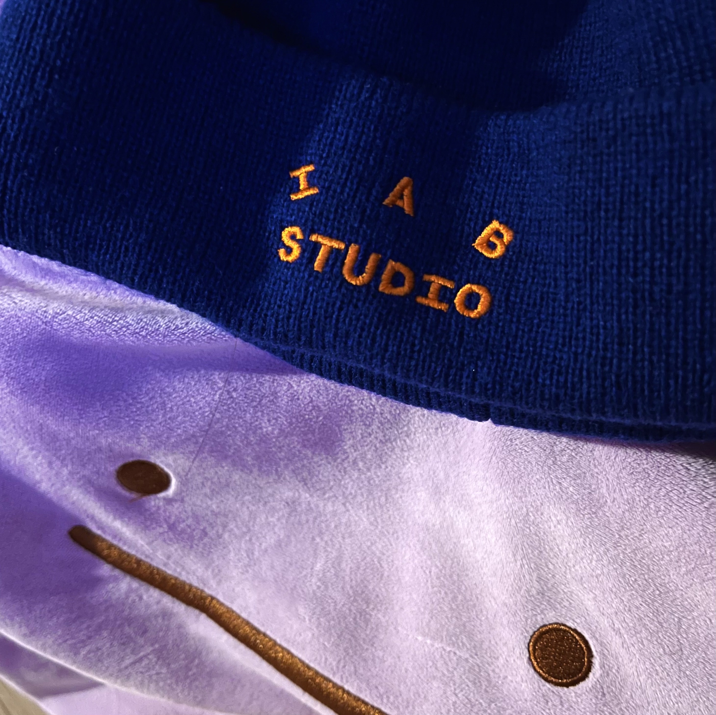IAB Studio Beanie Blueberry Orange 착용 스타일