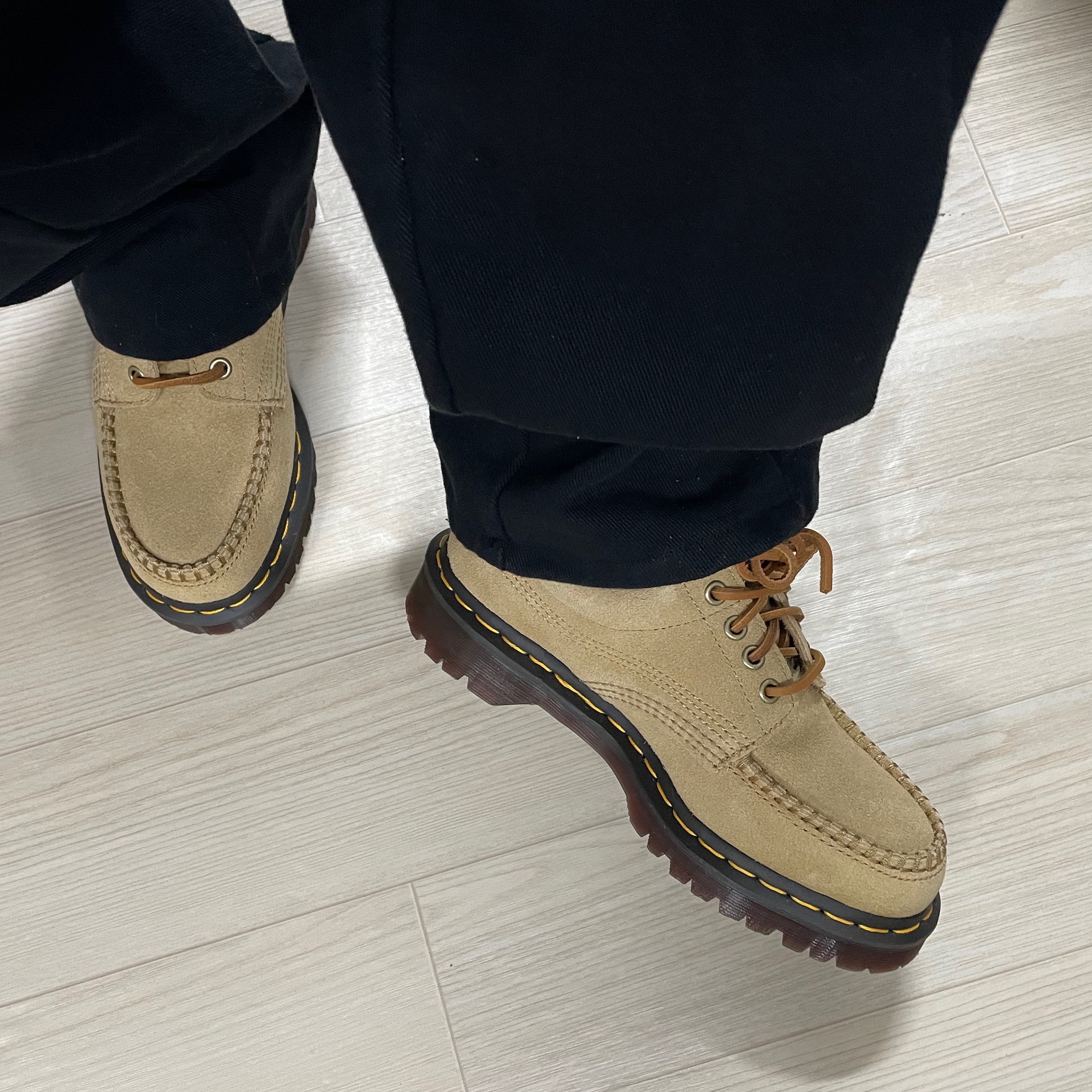 Dr. Martens Lowell Suede Moc Toe Shoes Tan Butterscotch 착용 스타일