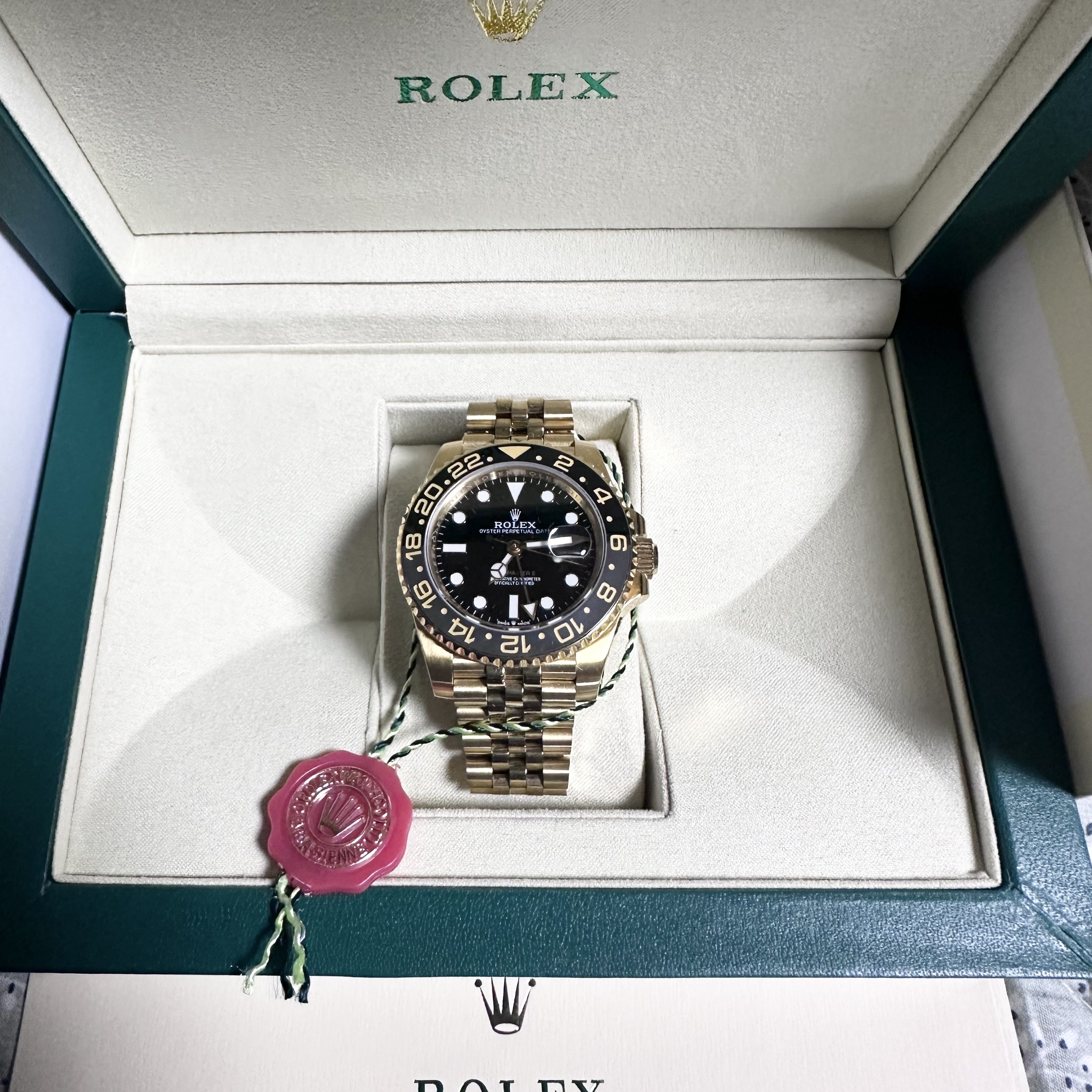 Rolex GMT-Master II 40mm 126718GRNR Black Jubilee 착용 스타일