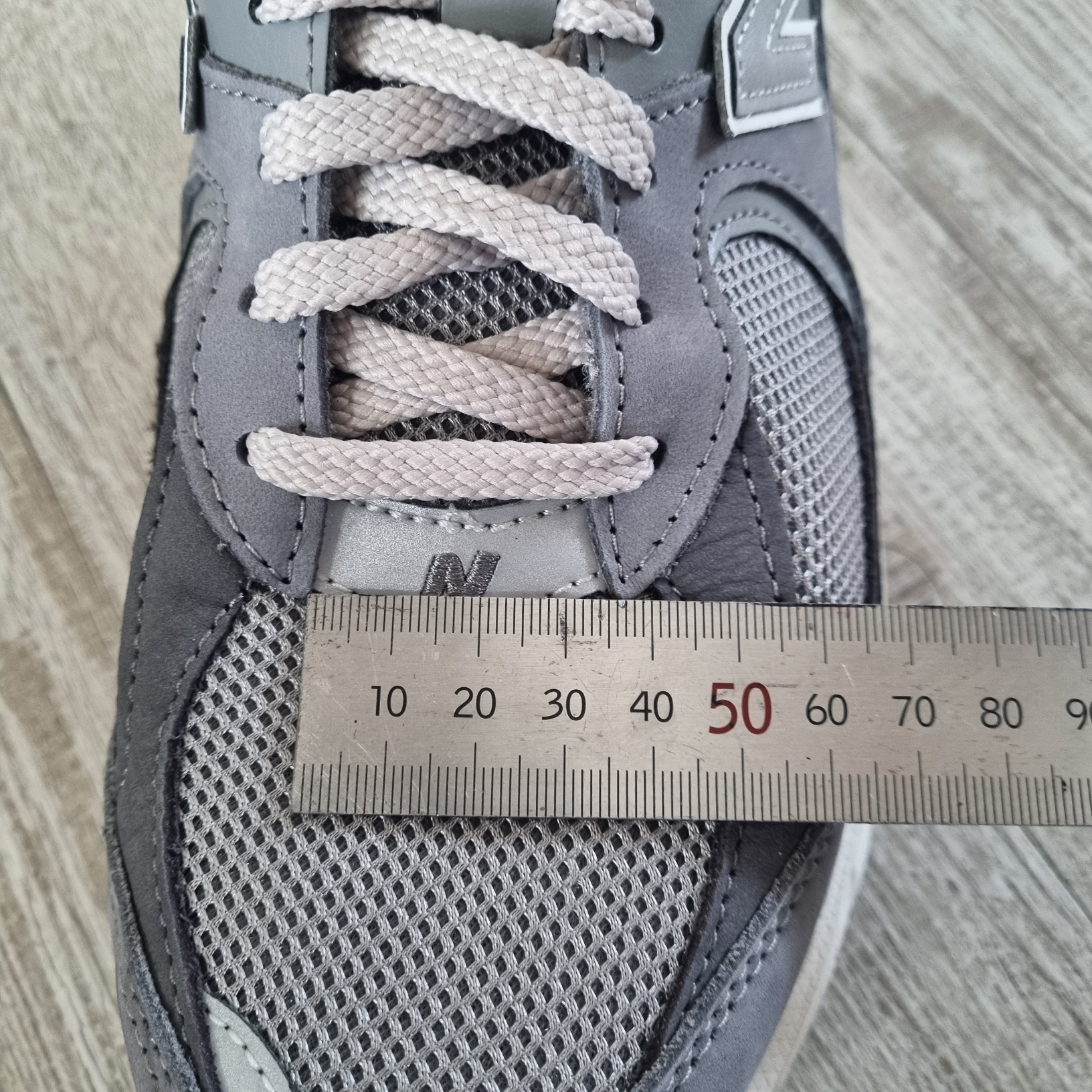 New Balance 2002R Premium Vintage Grey 착용 스타일 - 2