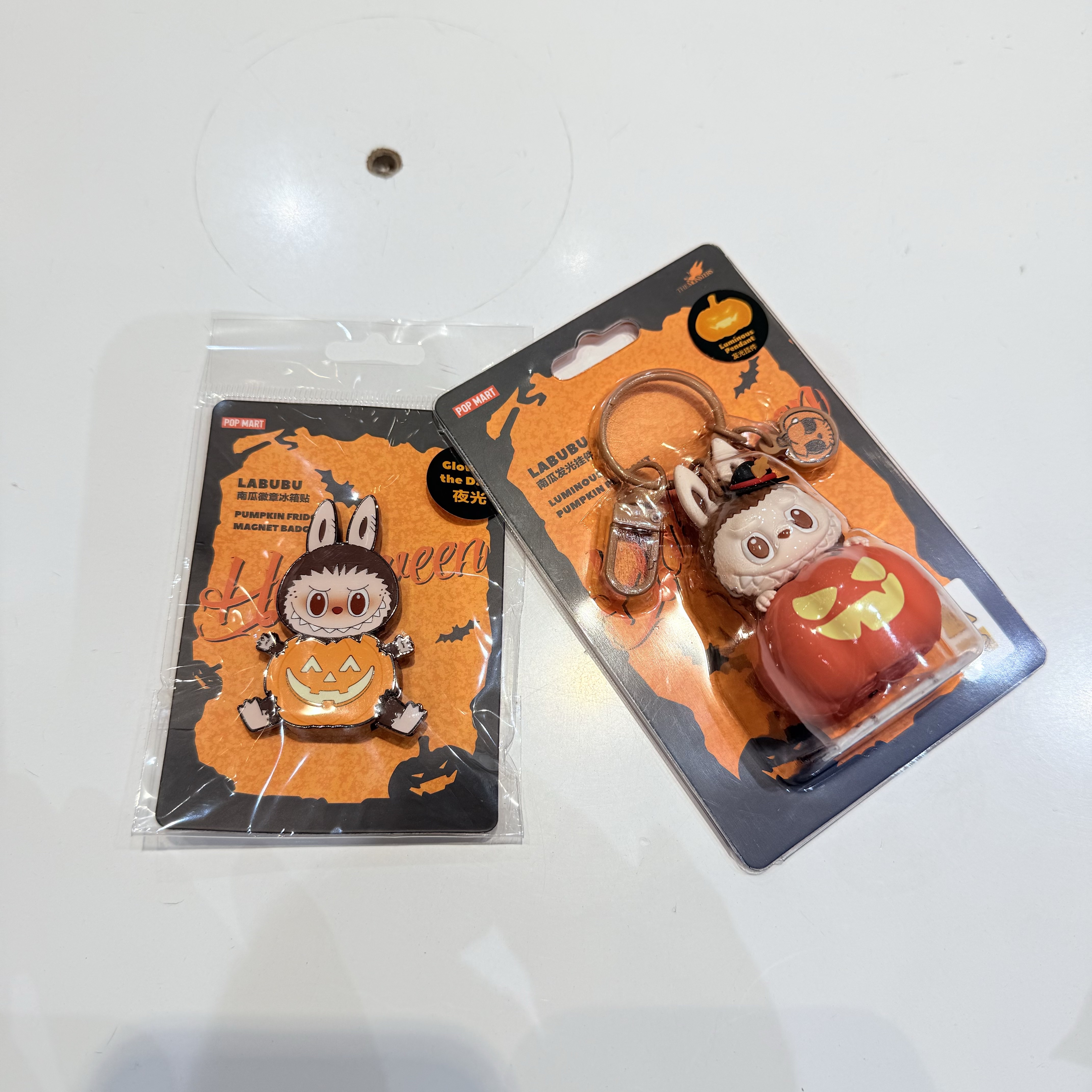 Pop Mart Halloween Party Series Luminous Pumpkin Keyring Labubu, Pop Mart Halloween Party Series Magnet Badge Labubu 착용 스타일 - 1