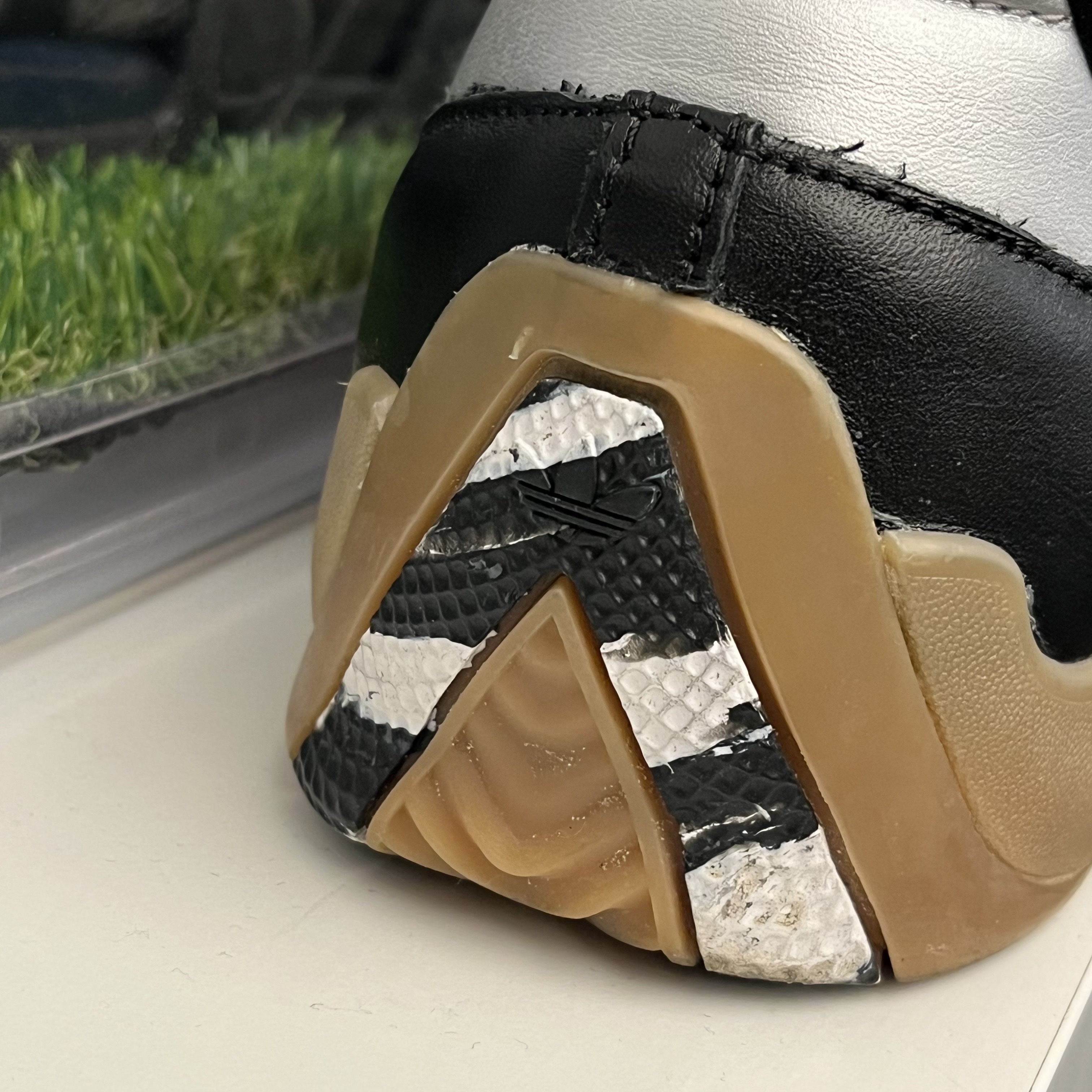 Adidas x Palace Samba Black Silver 착용 스타일 - 2