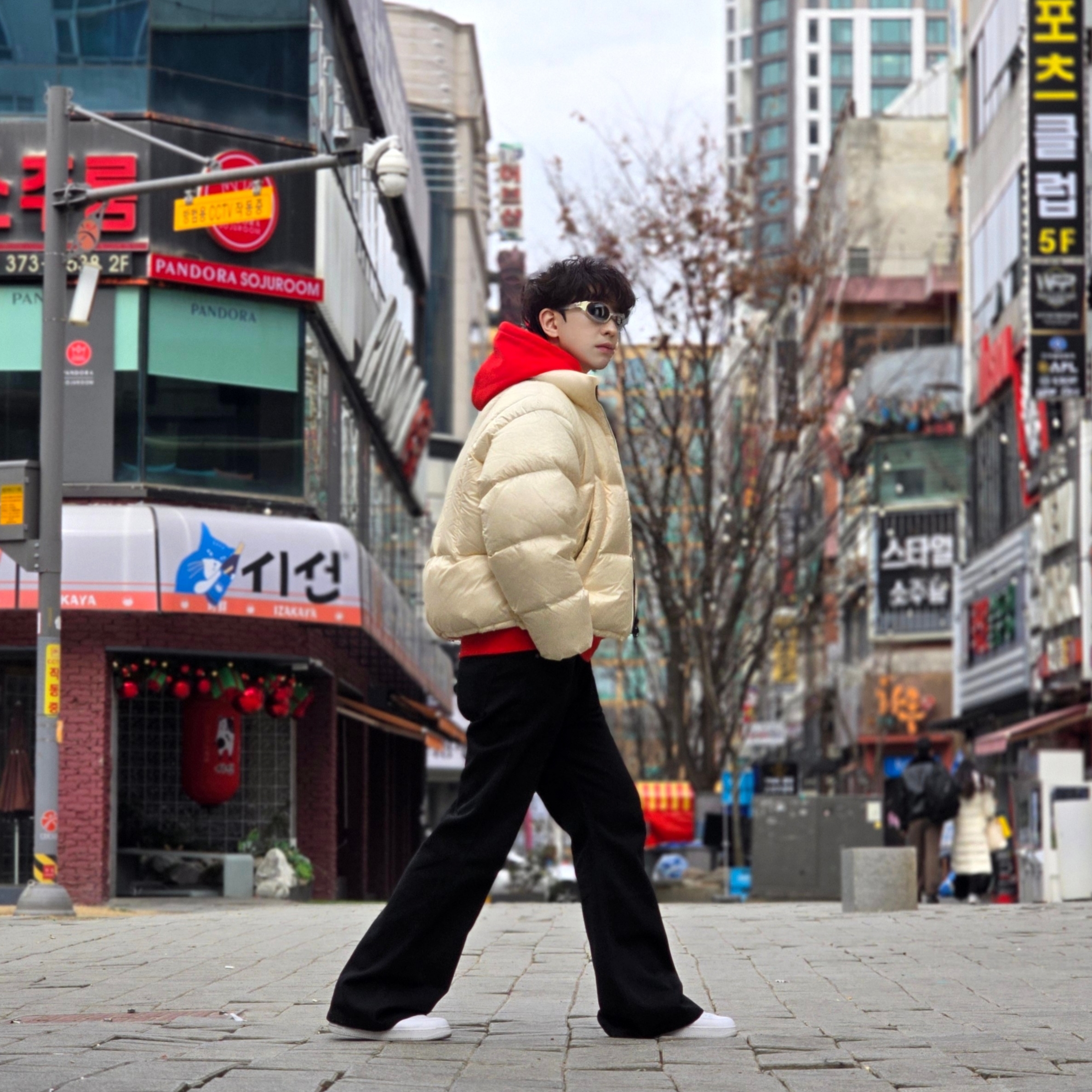 Stussy Beach Roots Hoodie Red, Nike x Supreme Air Force 1 Low White 착용 스타일 - 2