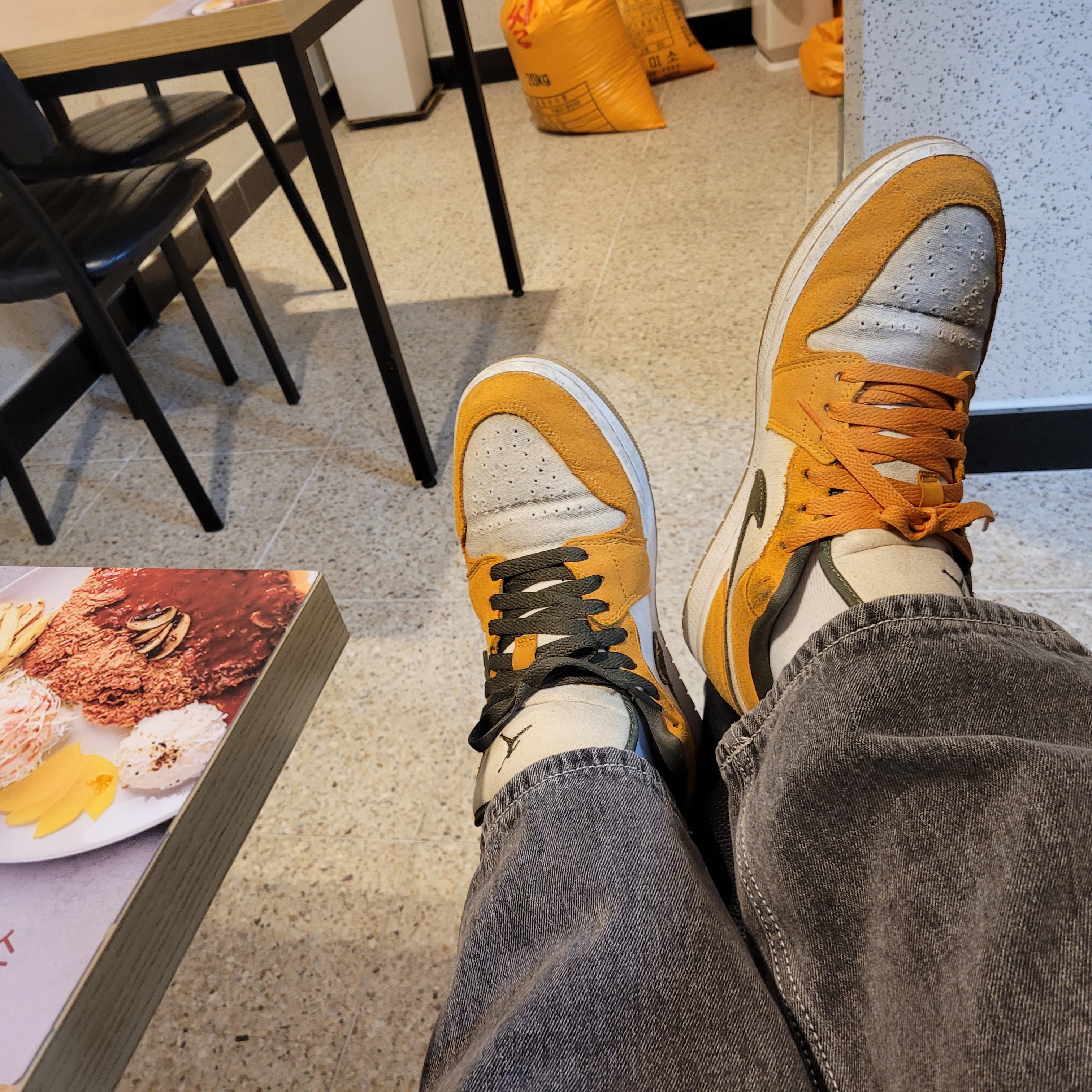 Jordan 1 Low SE Light Curry 착용 스타일
