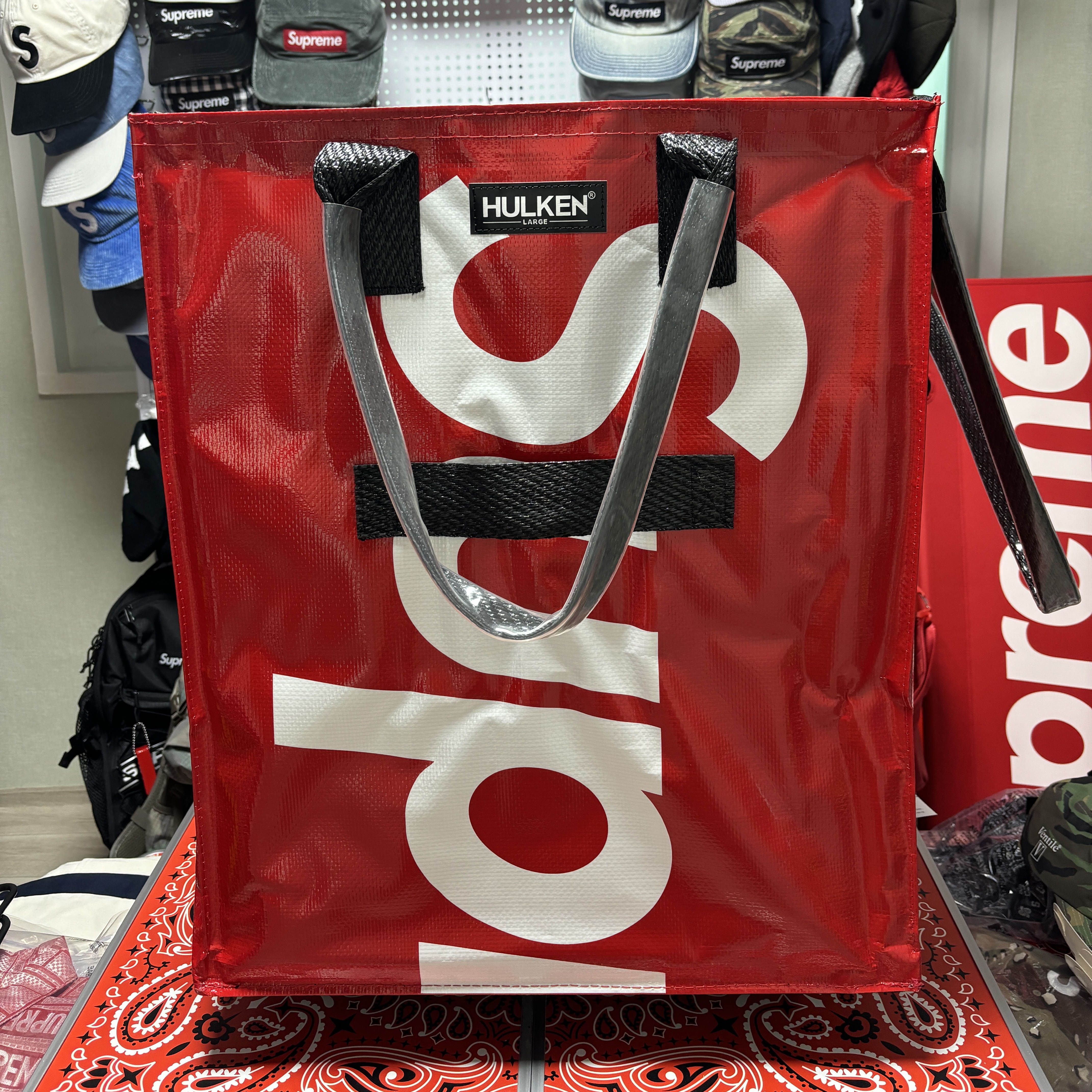 Supreme Frayed Logos Denim Trucker Jacket Red - 21SS, Supreme Windstopper Facemask Woodland Camo - 23FW 착용 스타일 - 3