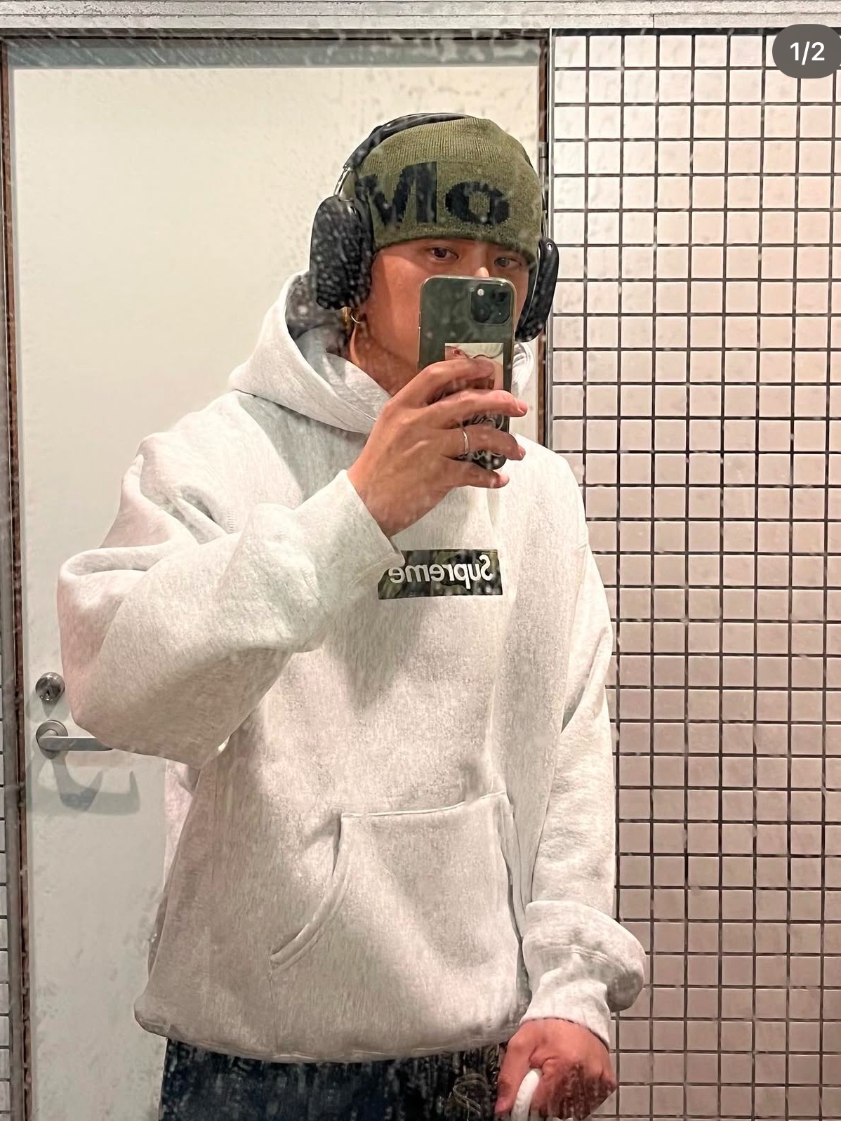Supreme Box Logo Hooded Sweatshirt Dark Orange - 24FW, Supreme Box Logo Hooded Sweatshirt Ash Grey - 23FW 착용 스타일 - 2
