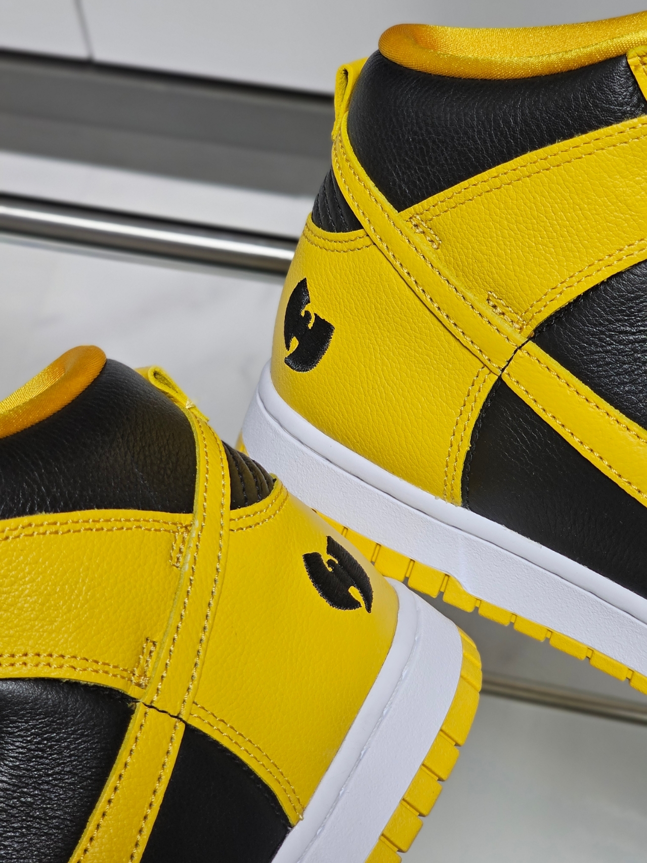 Nike Wu-Tang Clan Dunk High Black and Pollen 착용 스타일 - 2