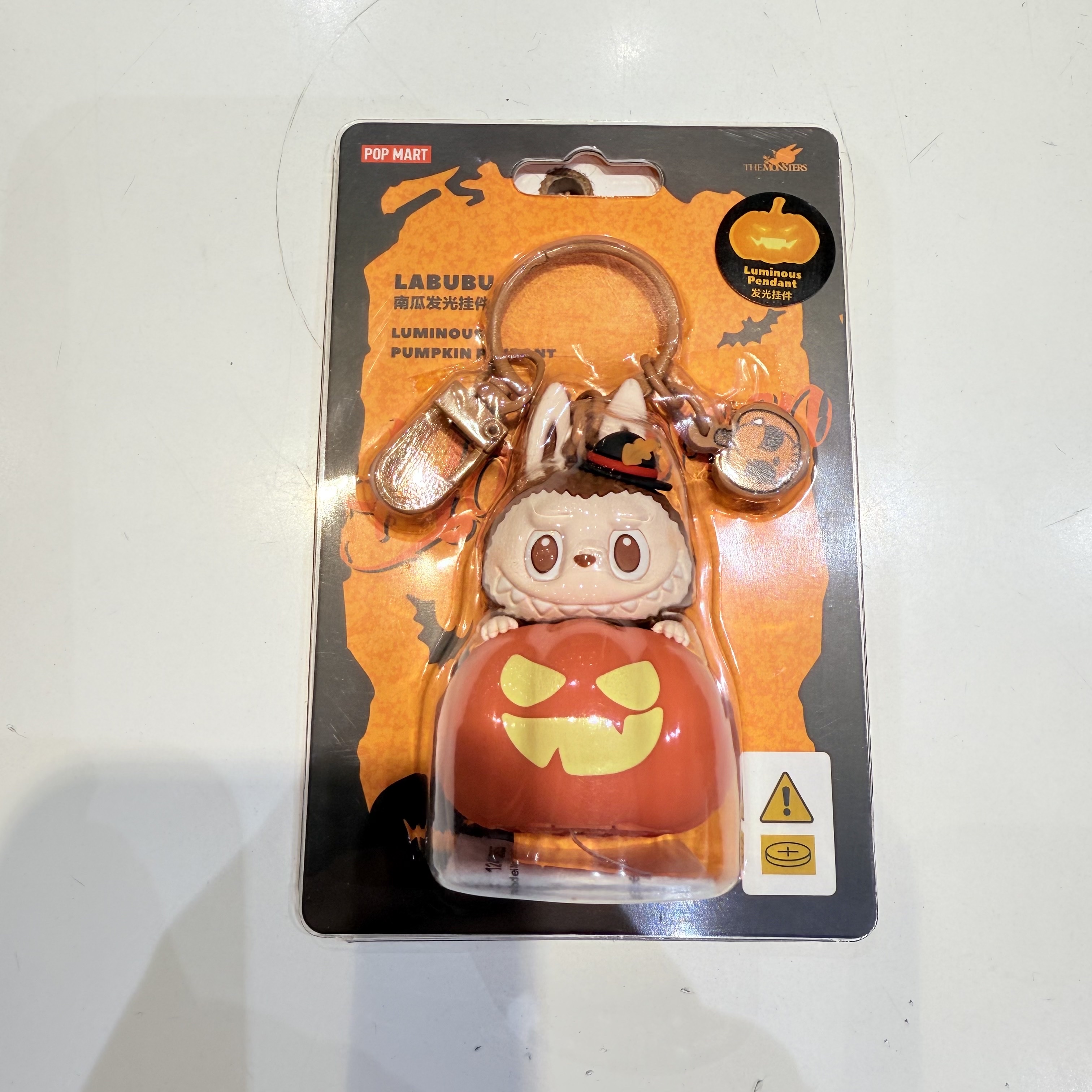Pop Mart Halloween Party Series Luminous Pumpkin Keyring Labubu, Pop Mart Halloween Party Series Magnet Badge Labubu 착용 스타일 - 2