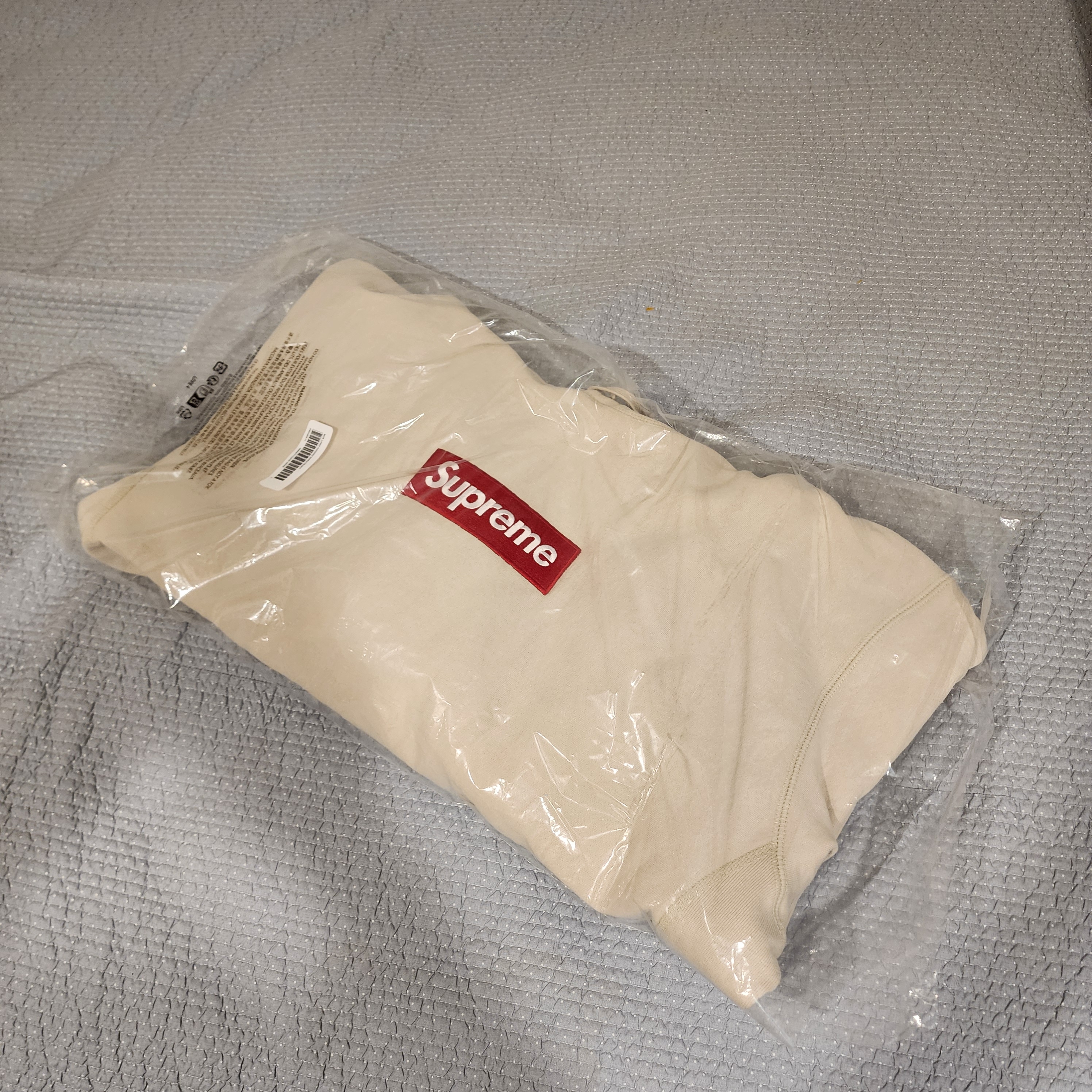 Supreme Box Logo Hooded Sweatshirt Stone - 24FW 착용 스타일 - 3
