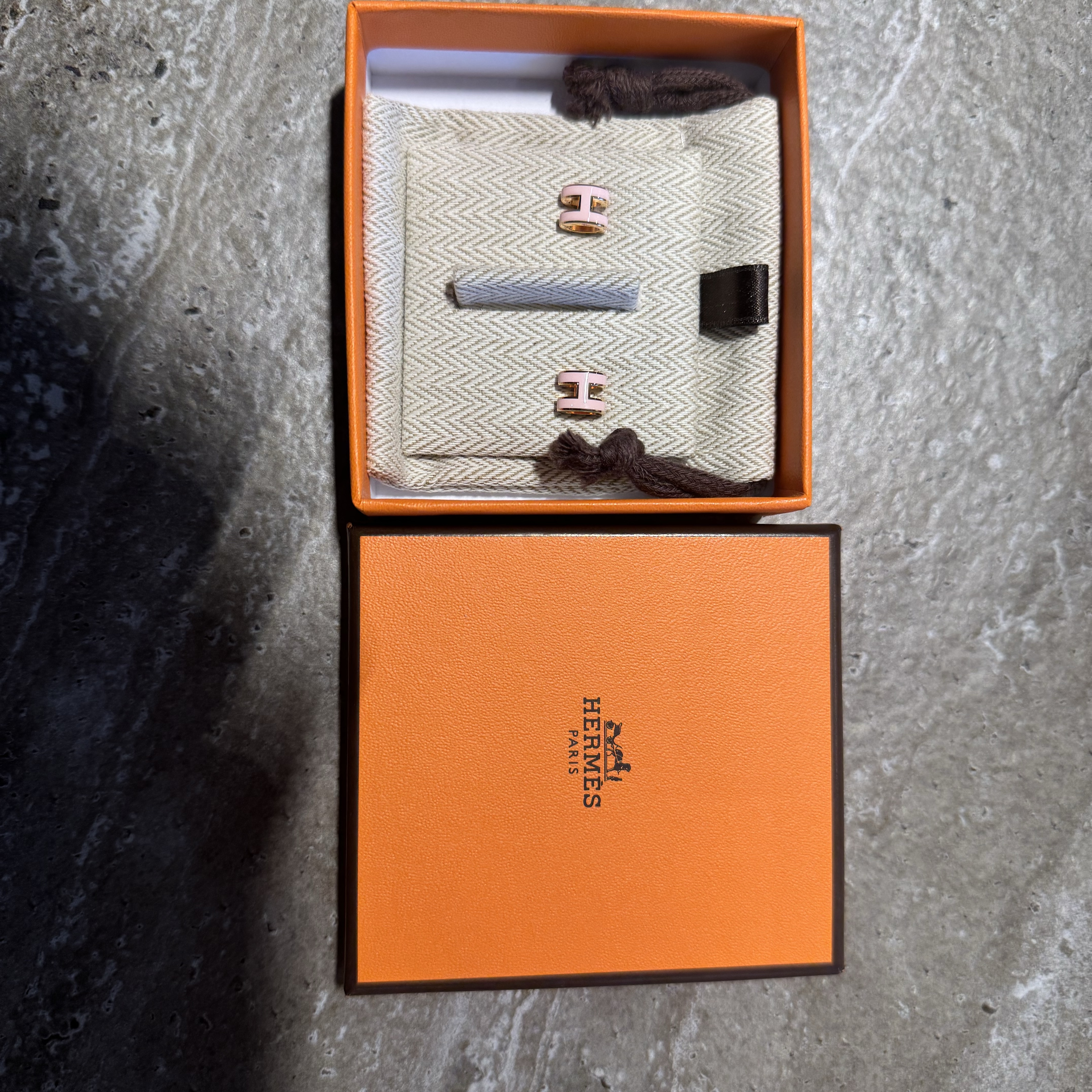 (W) Hermes Mini Pop H Earrings Rose Gold & Rose Dragee 착용 스타일 - 2