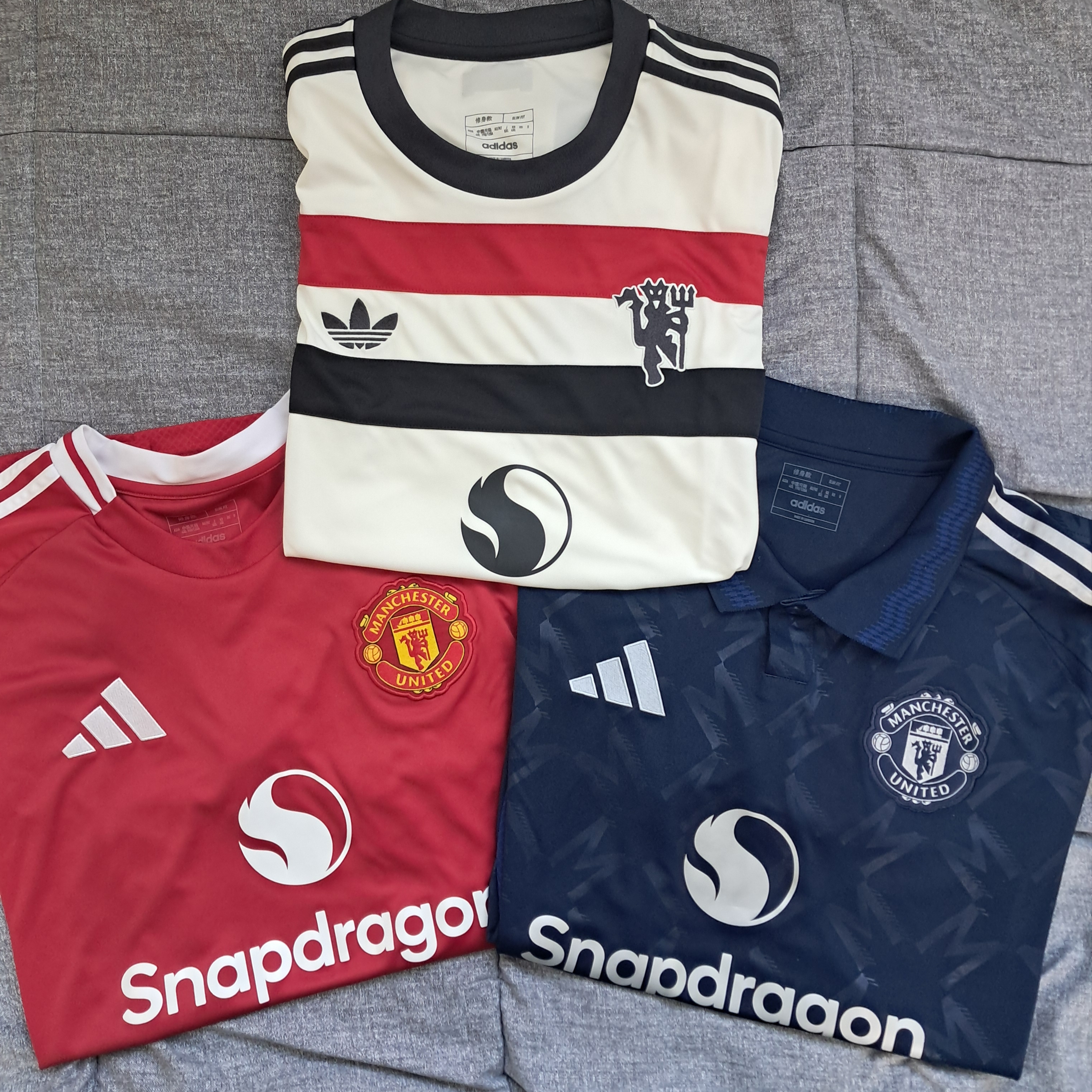 Adidas Manchester United 2024/25 3rd Jersey Off White - KR Sizing (Non Marking Ver.), Adidas Manchester United 2024/25 Away Jersey Night Indigo - KR Sizing (Non Marking Ver.) 착용 스타일