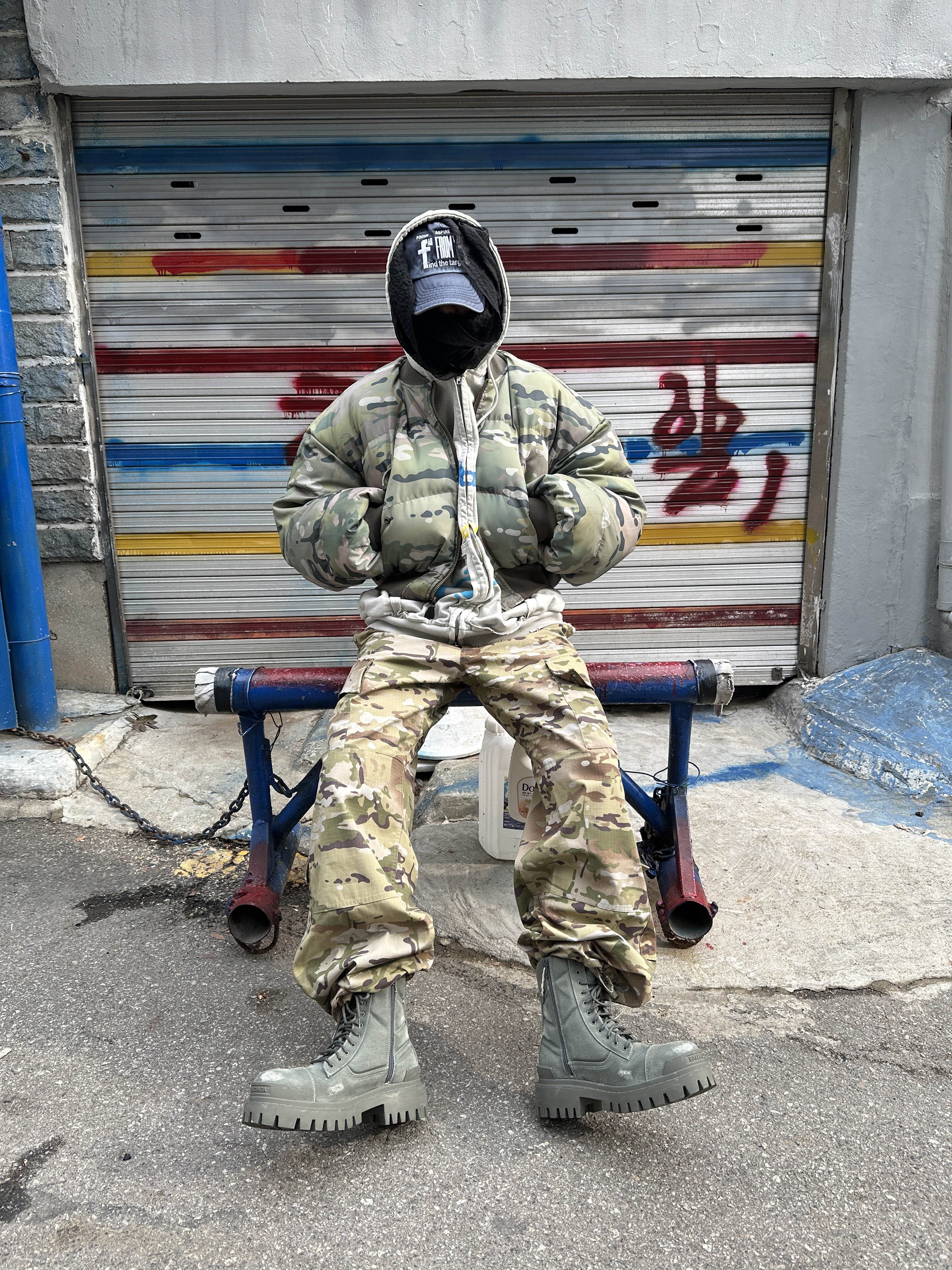 [KREAM 단독] Project G/R Happiness Zip Hoodie Light Grey, Balenciaga Combat Strike 20mm Boot Kaki 착용 스타일 - 4