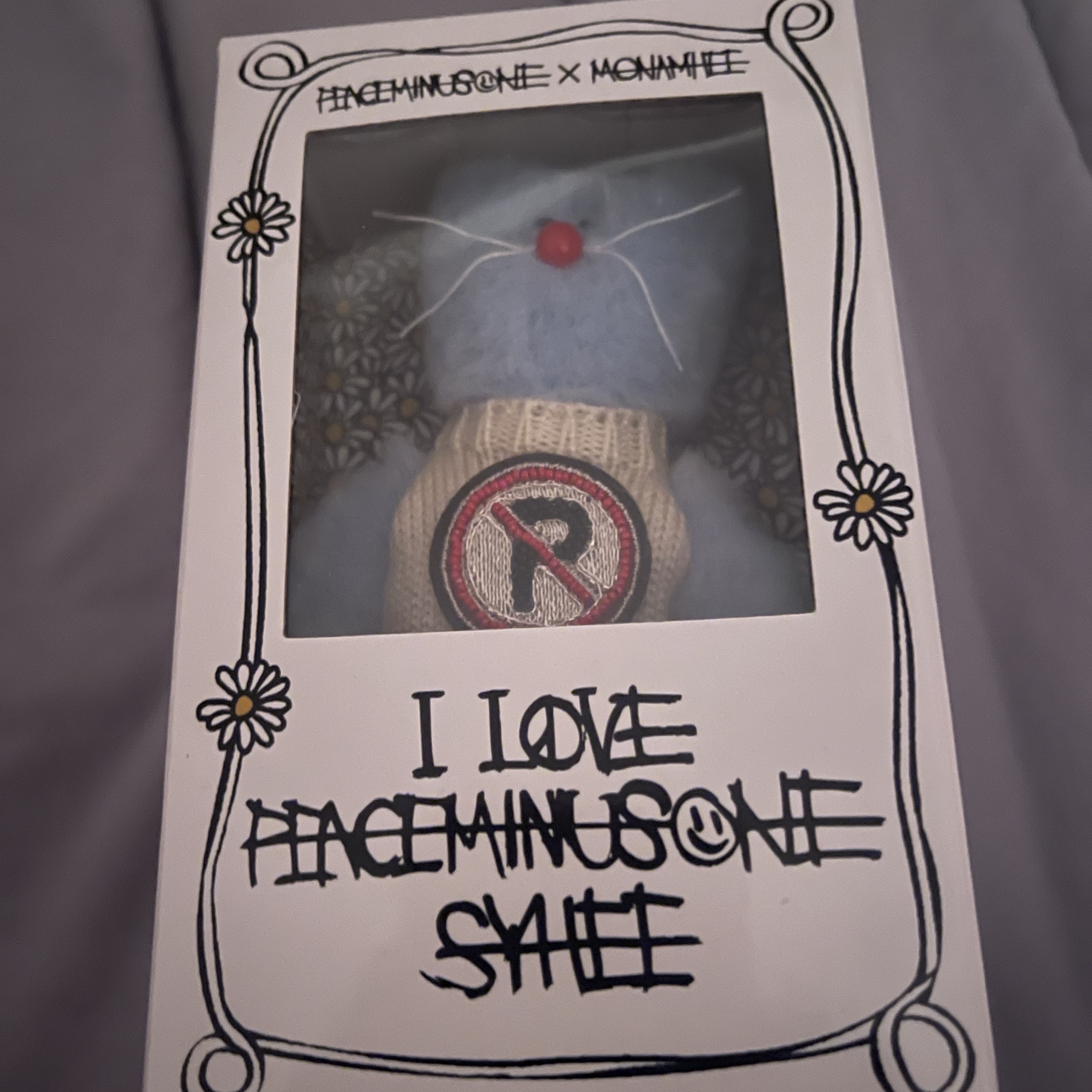 Monamhee x Peaceminusone Syhee Plush Keyring 착용 스타일