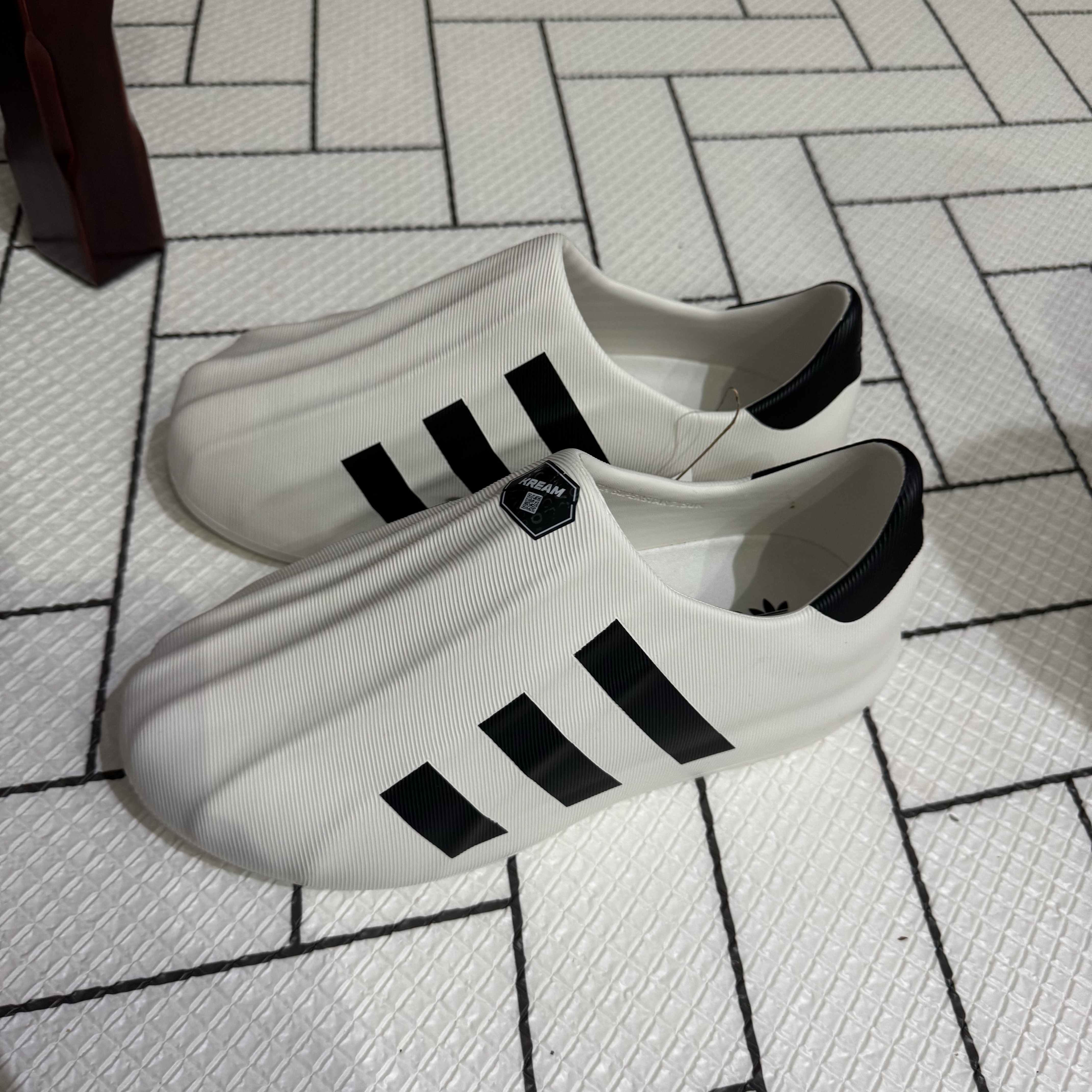Adidas Adifom Superstar Core White 착용 스타일