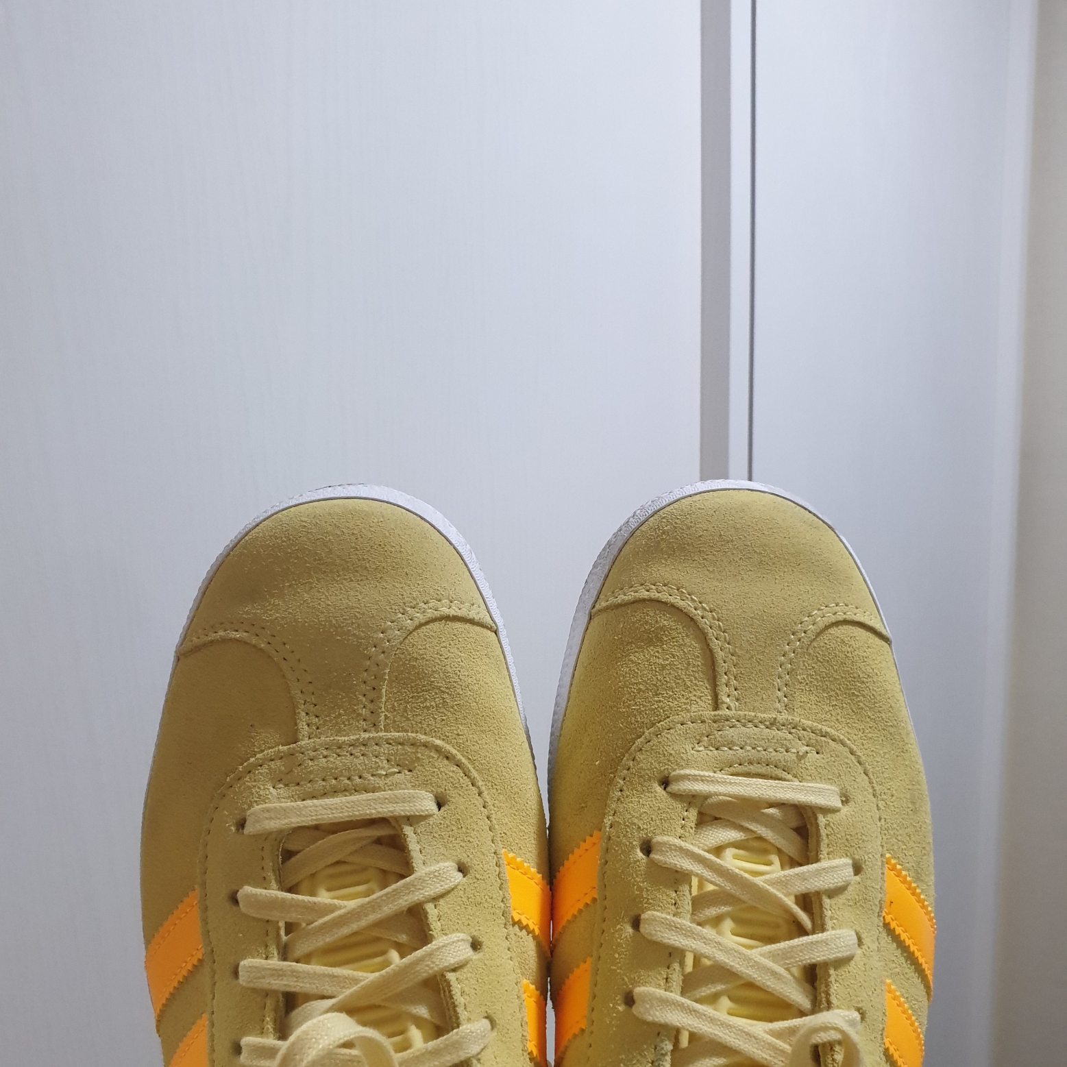(W) Adidas Gazelle Almost Yellow Solar Gold 착용 스타일