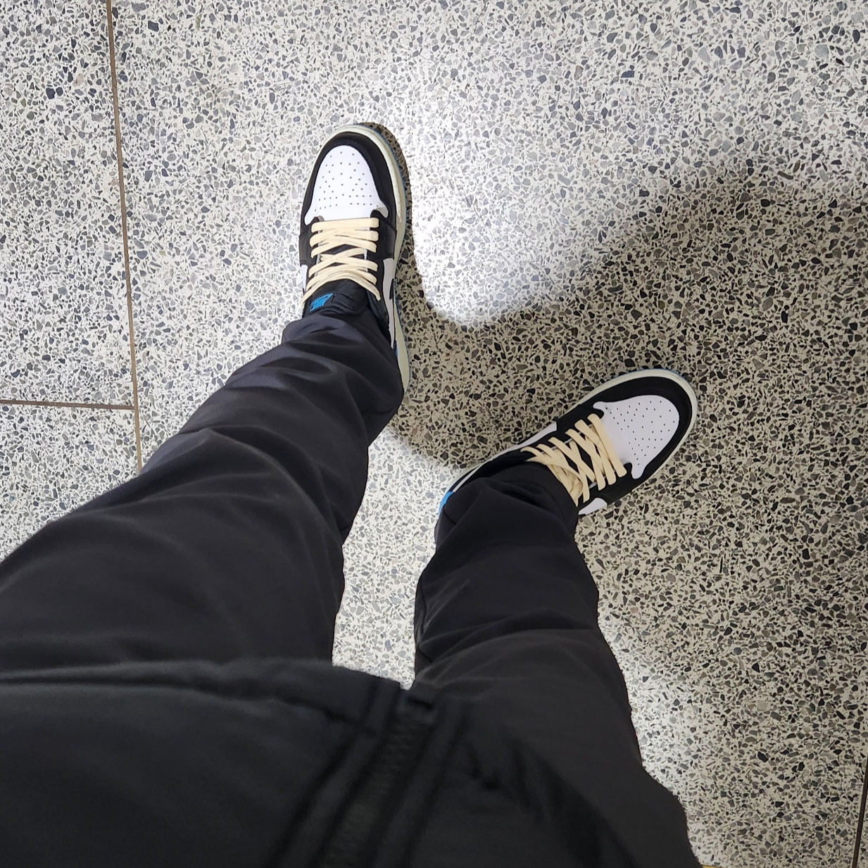 Jordan 1 Retro Low OG Black and Dark Powder Blue 착용 스타일
