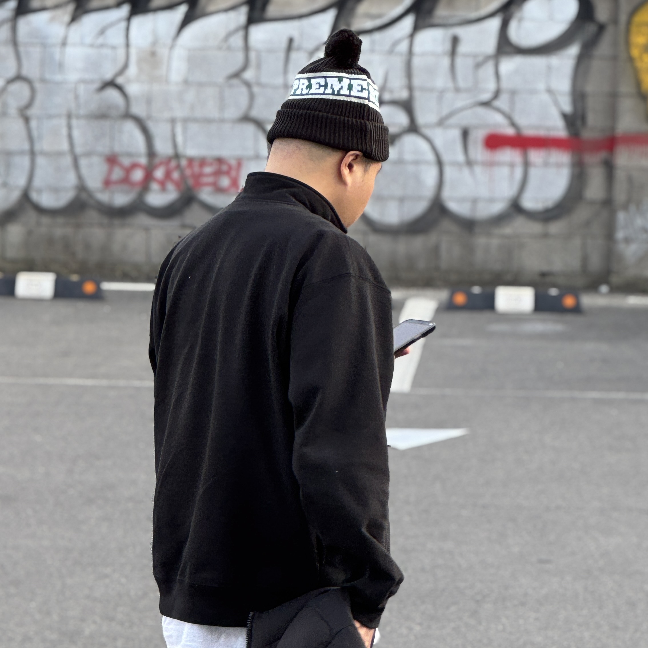 Supreme Big Stripe Beanie Black - 24FW, Supreme Collegiate Half Zip Pullover Black - 24FW 착용 스타일 - 5