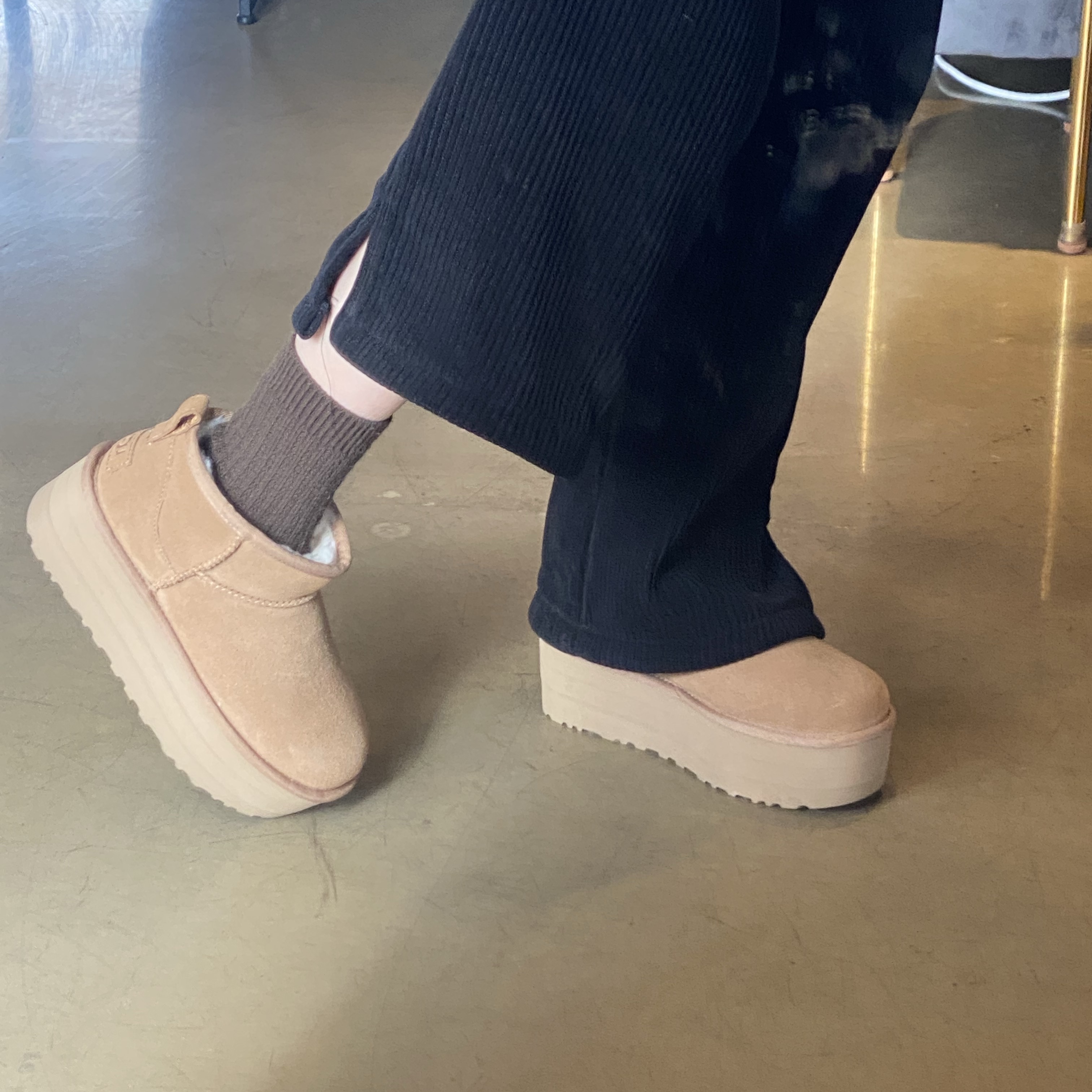(W) UGG Classic Ultra Mini Platform Boots Chestnut 착용 스타일 - 2