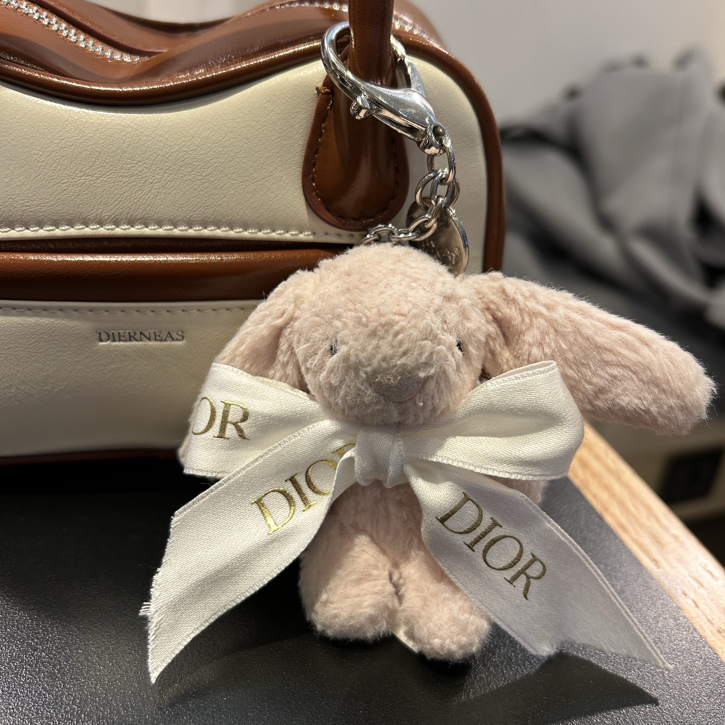 Jellycat Bashful Bunny Bag Charm Blush 착용 스타일