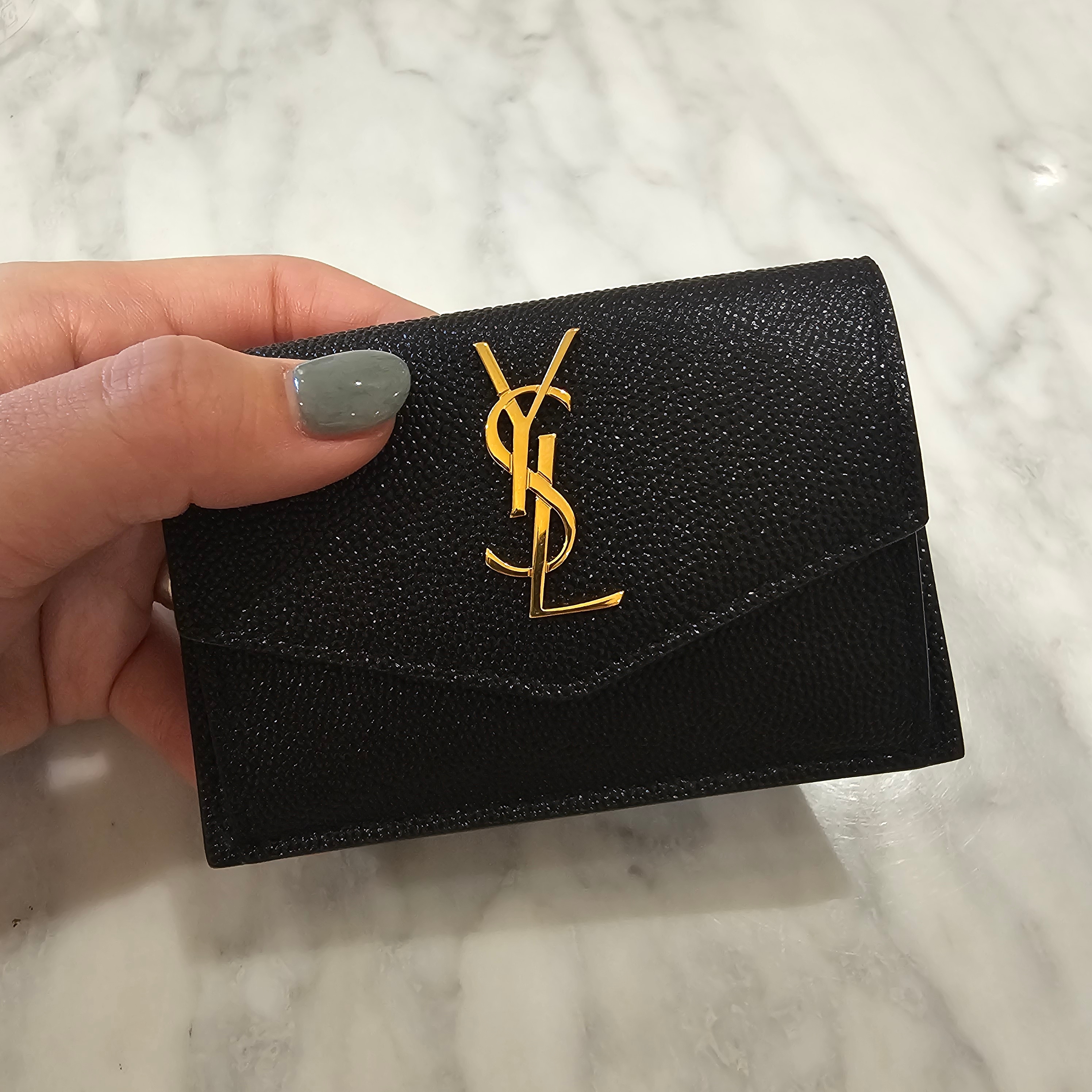 Saint Laurent Gold Monogram Uptown Card Case in Grain de Poudre Embossed Leather Black 착용 스타일
