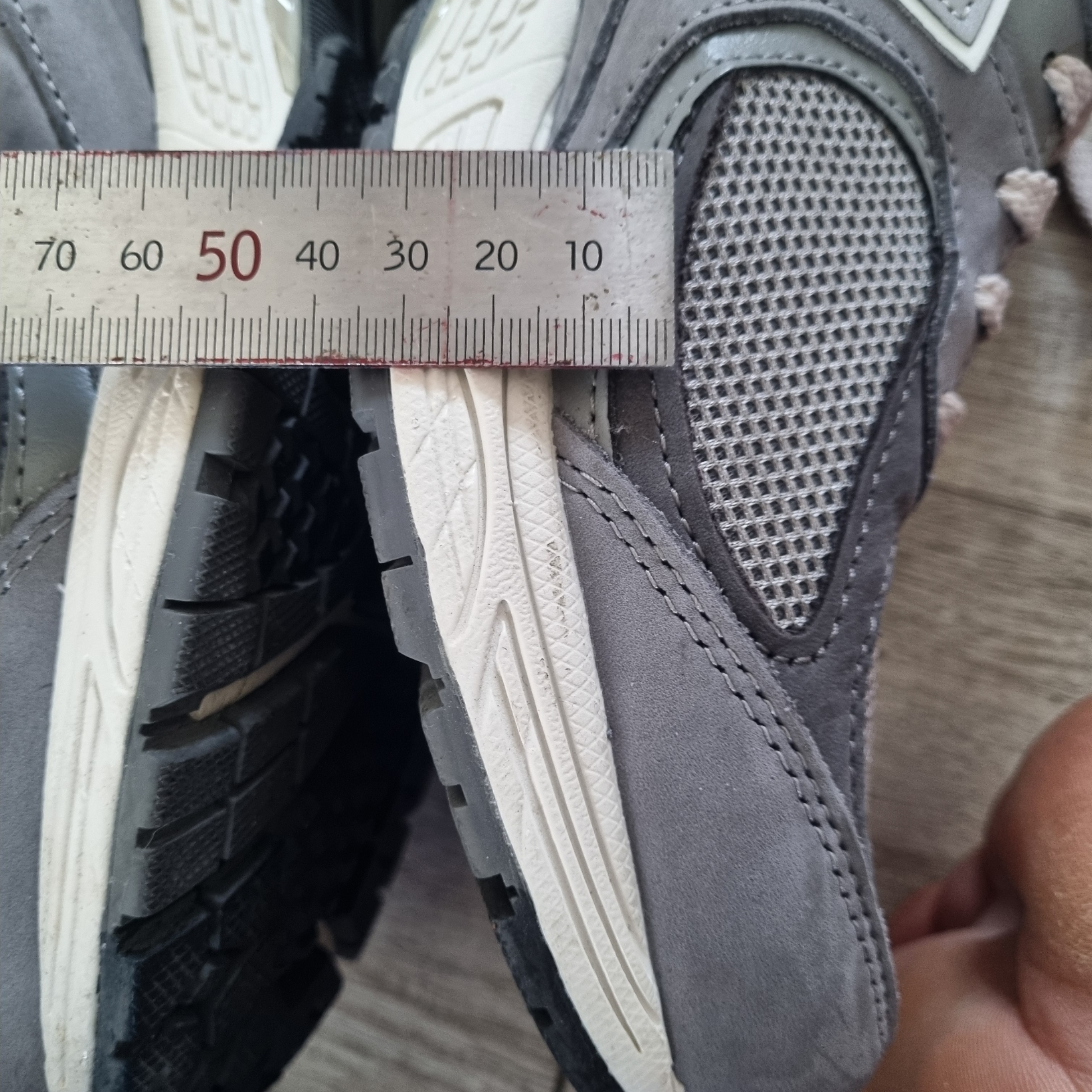 New Balance 2002R Premium Vintage Grey 착용 스타일 - 4