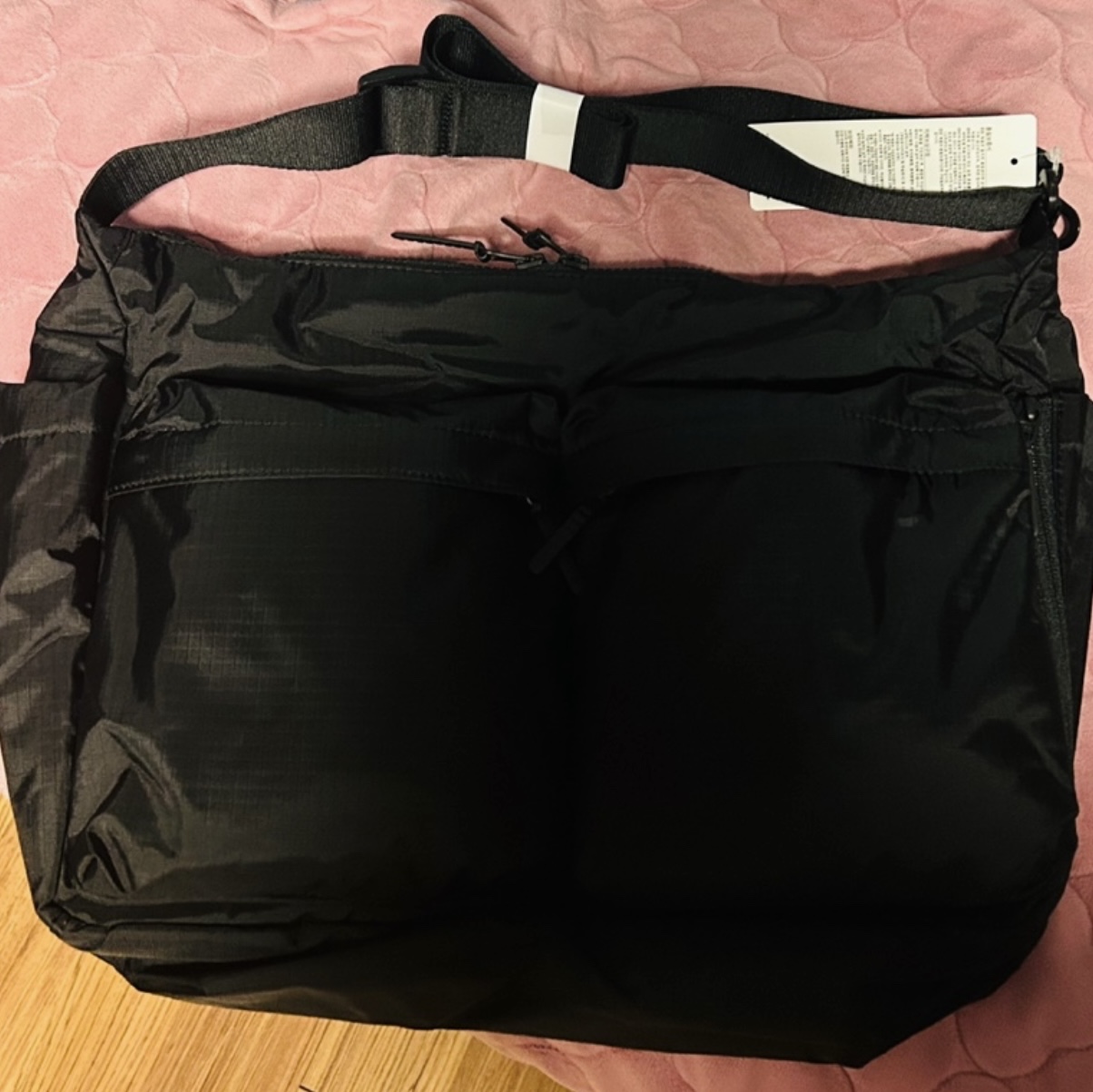 Uniqlo Multi Pocket Shoulder Bag Black 착용 스타일 - 1