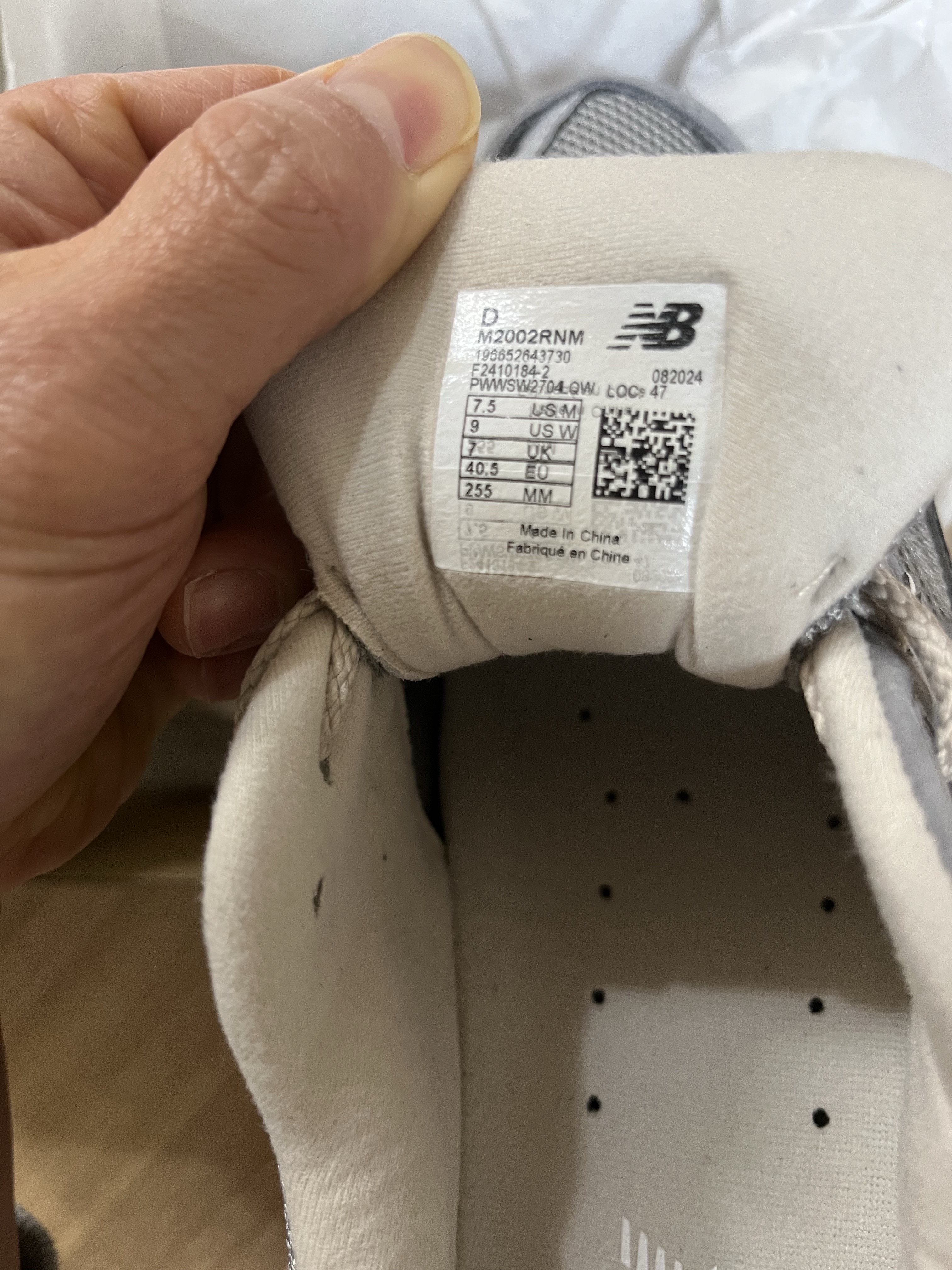 New Balance 2002R Premium Vintage Grey 착용 스타일 - 3