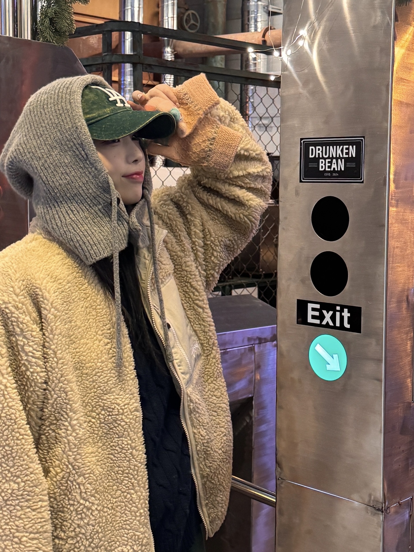Stussy Sherpa Reversible Jacket Natural, (W) UGG Tasman Slipper Chestnut 착용 스타일 - 5