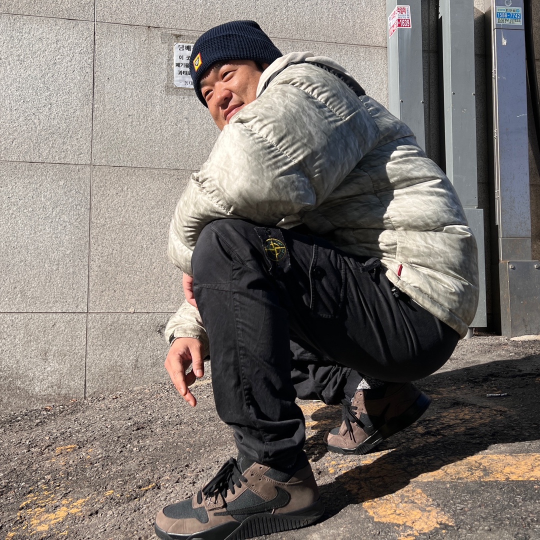 Jordan x Travis Scott Jumpman Jack TR Black and Dark Mocha, Supreme x The North Face Paper Print Nuptse Jacket - 19FW 착용 스타일