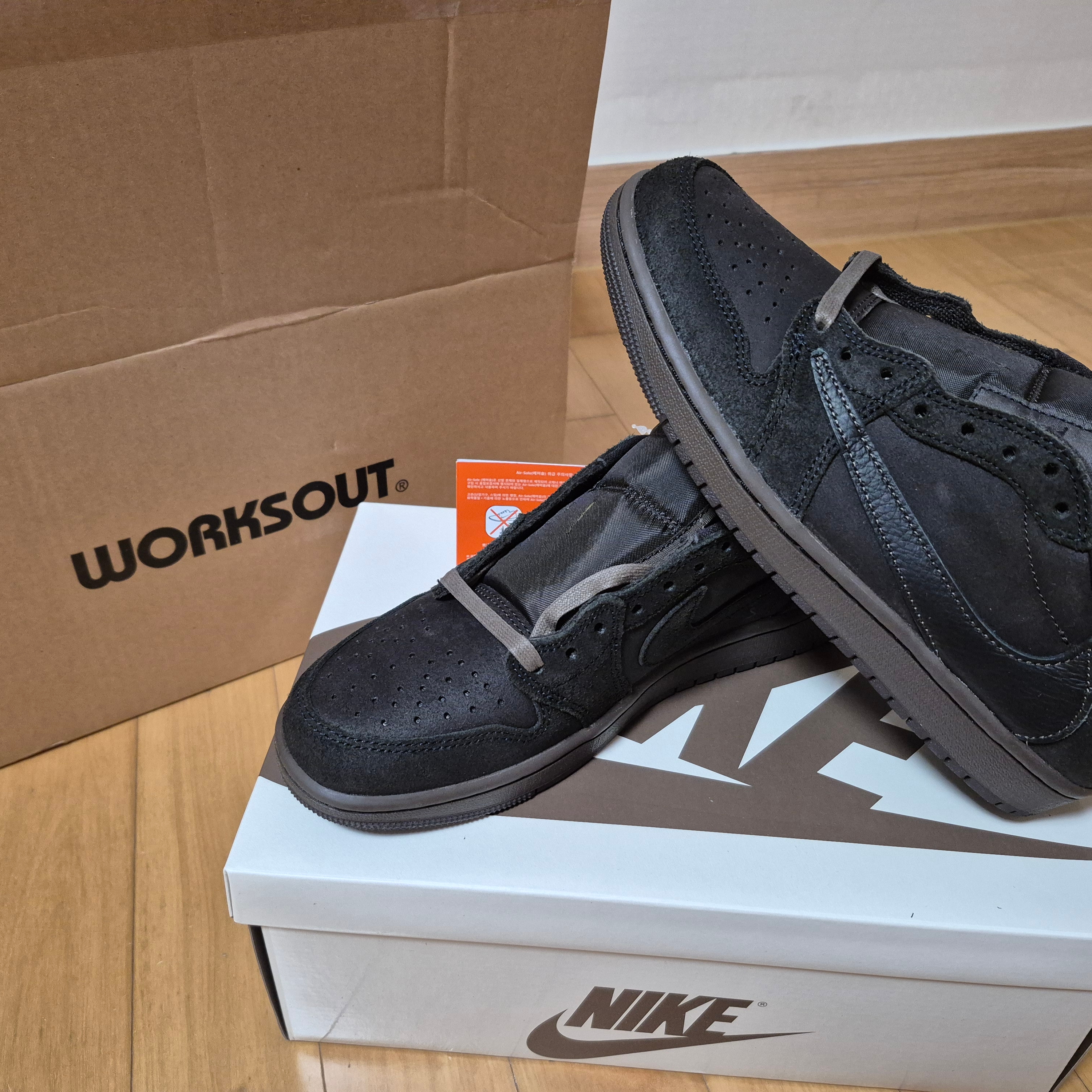 Jordan 1 x Travis Scott Retro Low OG SP Velvet Brown and Dark Mocha 착용 스타일