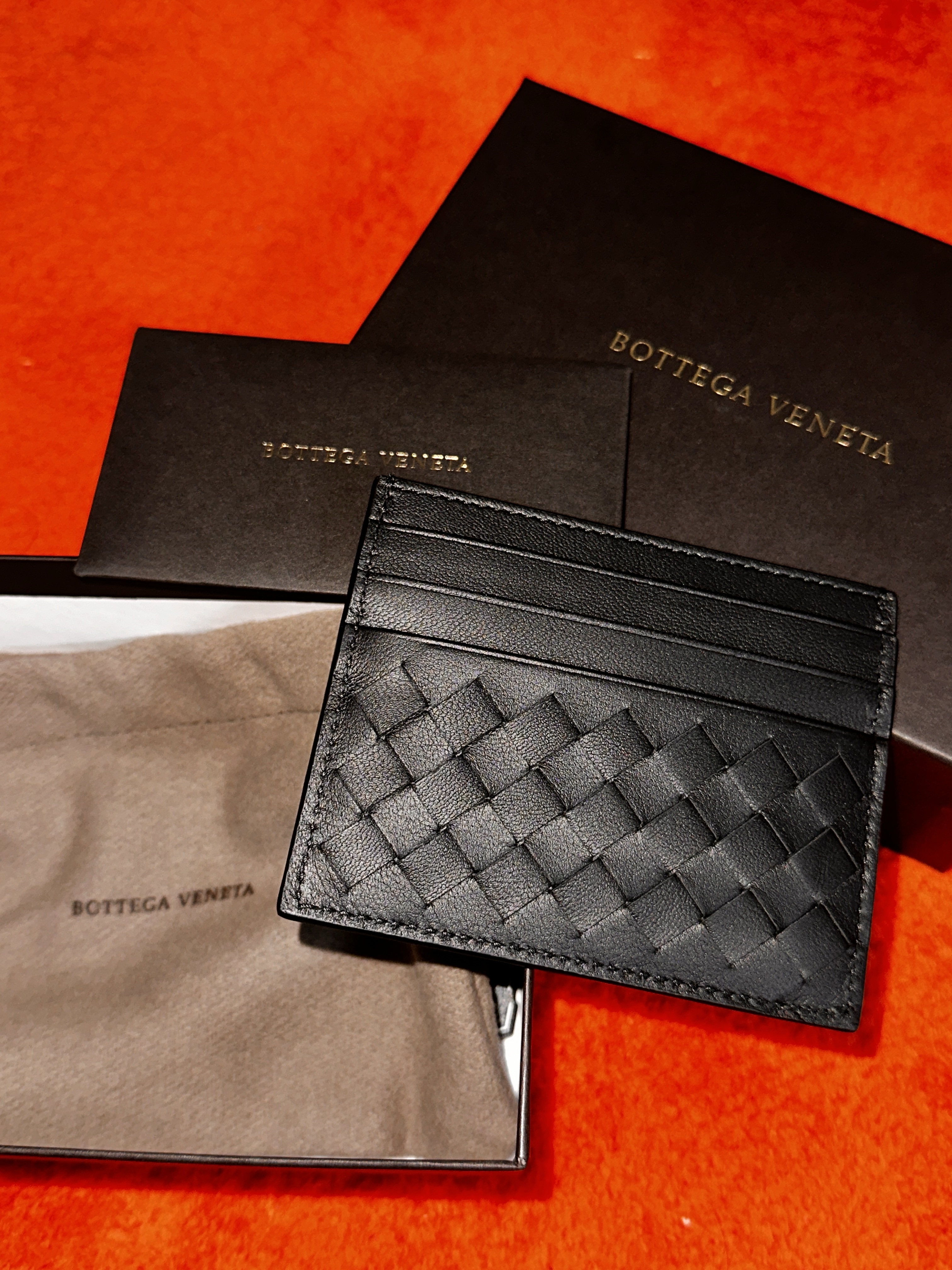 Bottega Veneta Credit Card Case Black 착용 스타일