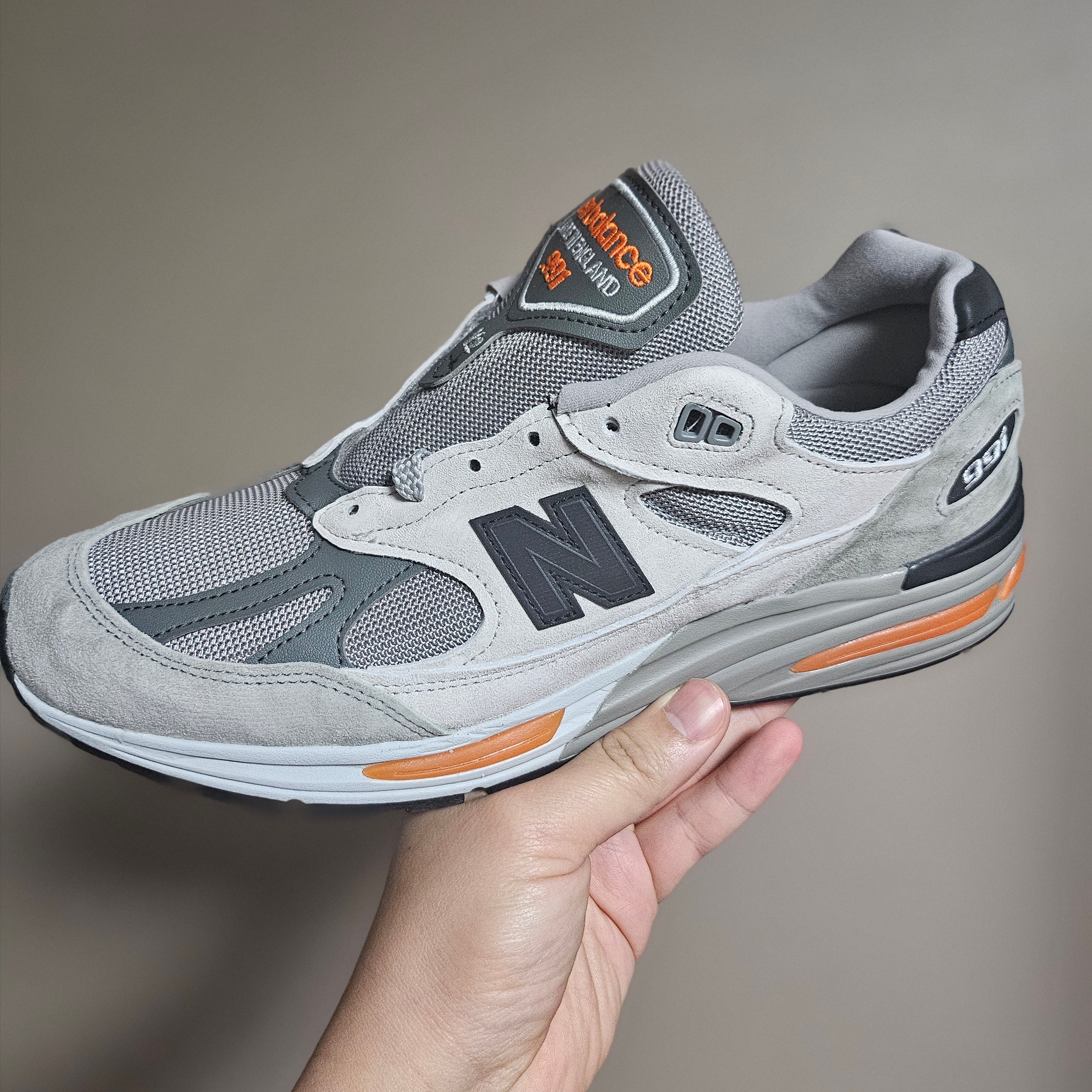 New Balance 991v2 Made in UK Pelican Abbey Stone 착용 스타일 - 1